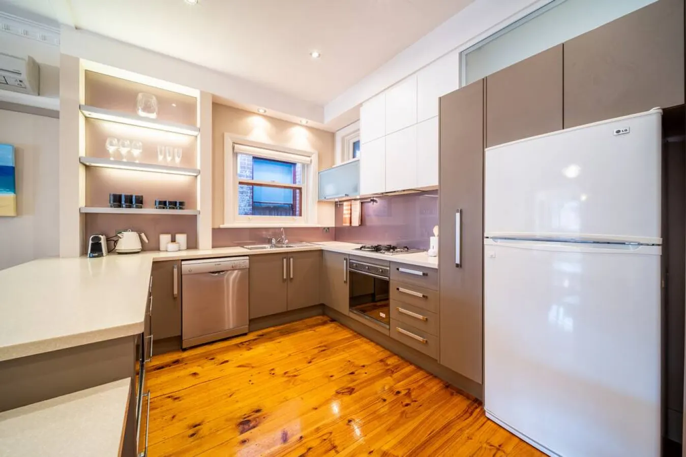 The Fourth @ Sussex House—Beach Ease off Jetty Rd 11