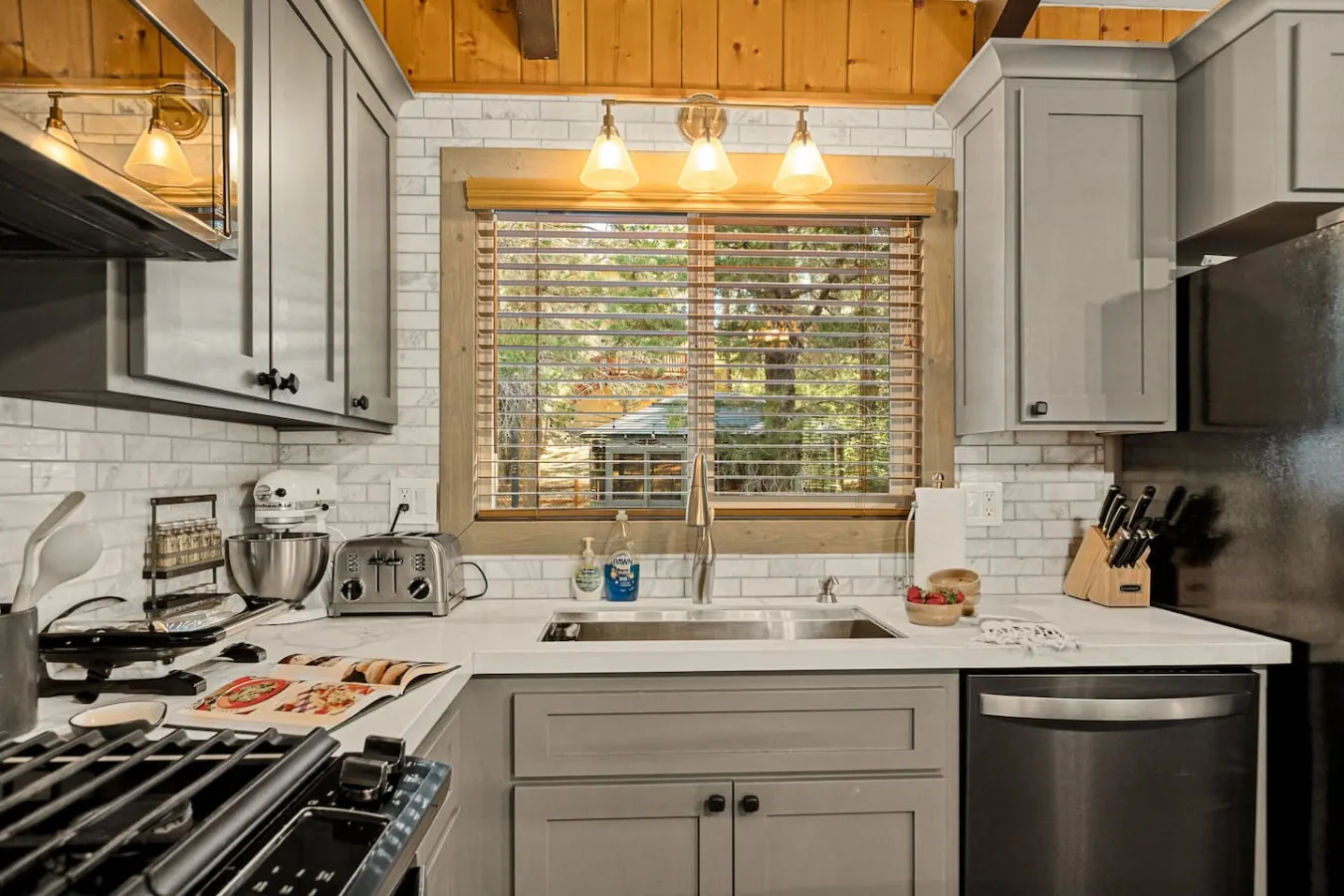 Timber & Tide Retreat in Fox Farm w Hot Tub & Games — foto 4