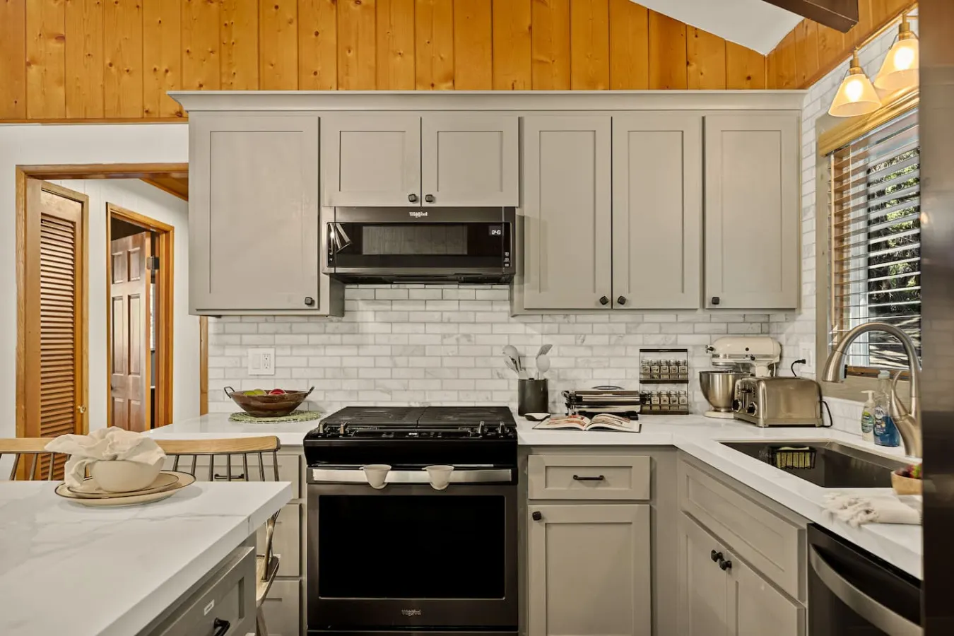Timber & Tide Retreat in Fox Farm w Hot Tub & Games 7