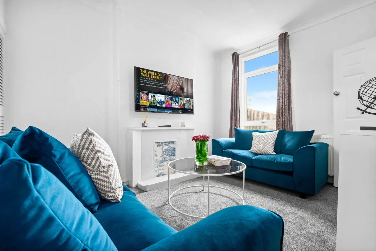 Stylish Three Bedroom House - Parking - Garden