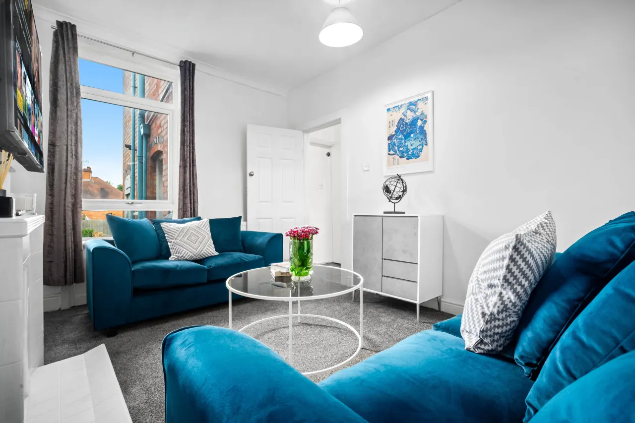 Stylish Three Bedroom House - Parking - Garden 10
