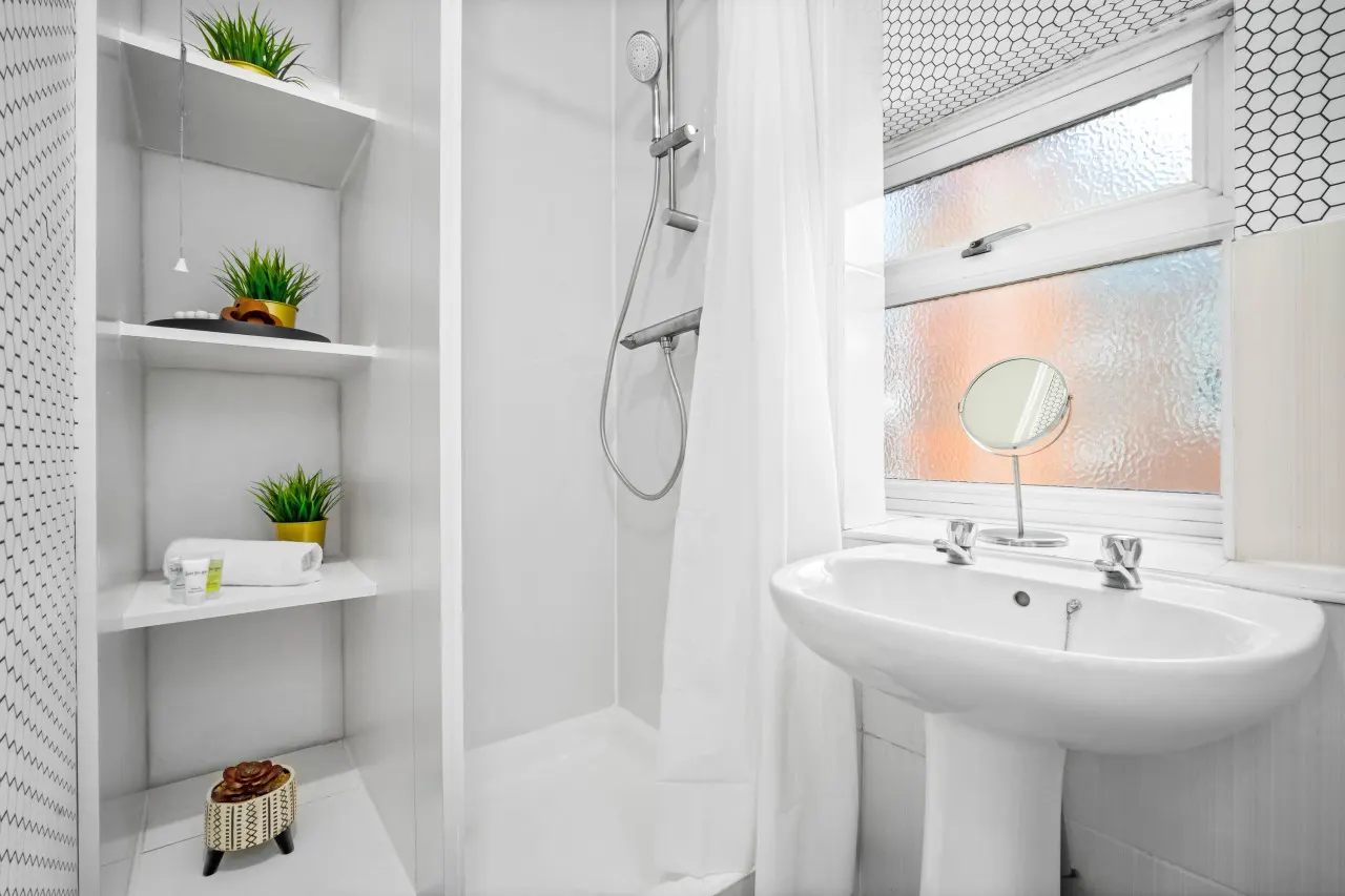 Stylish Three Bedroom House - Parking - Garden 14