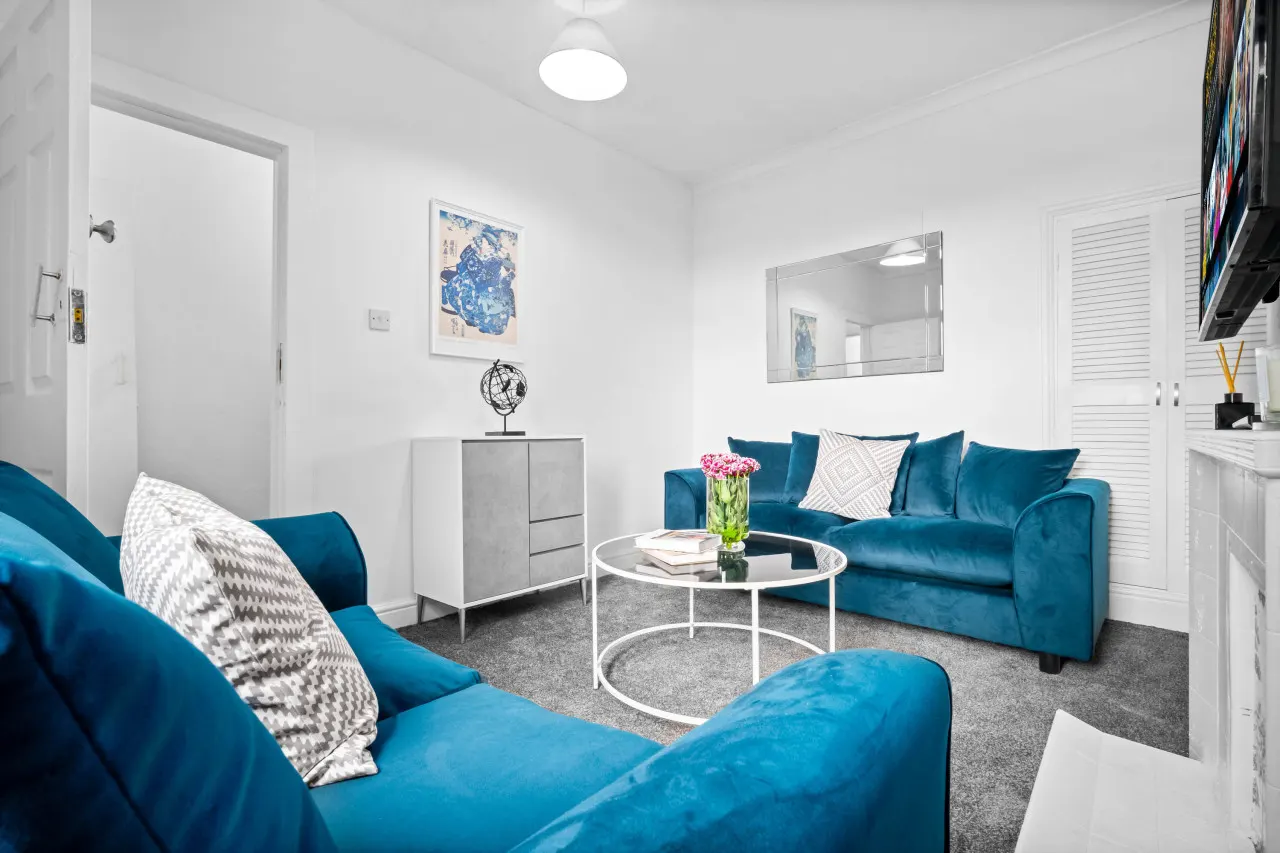 Stylish Three Bedroom House - Parking - Garden 17