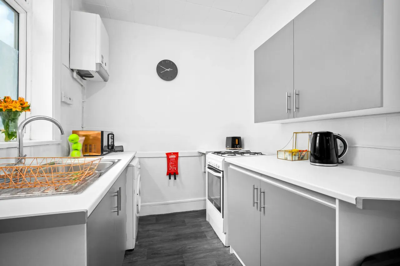 Stylish Three Bedroom House - Parking - Garden — photo 3