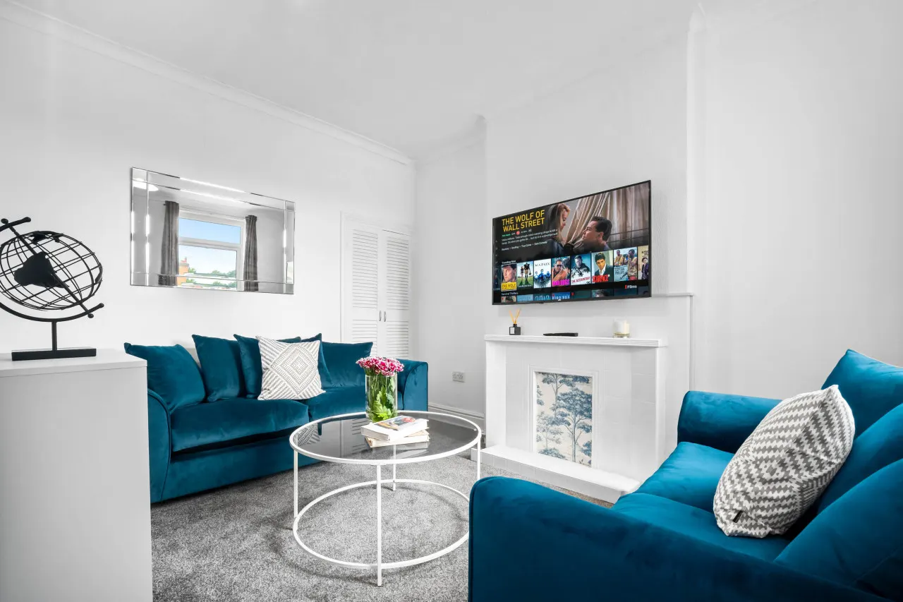 Stylish Three Bedroom House - Parking - Garden 7