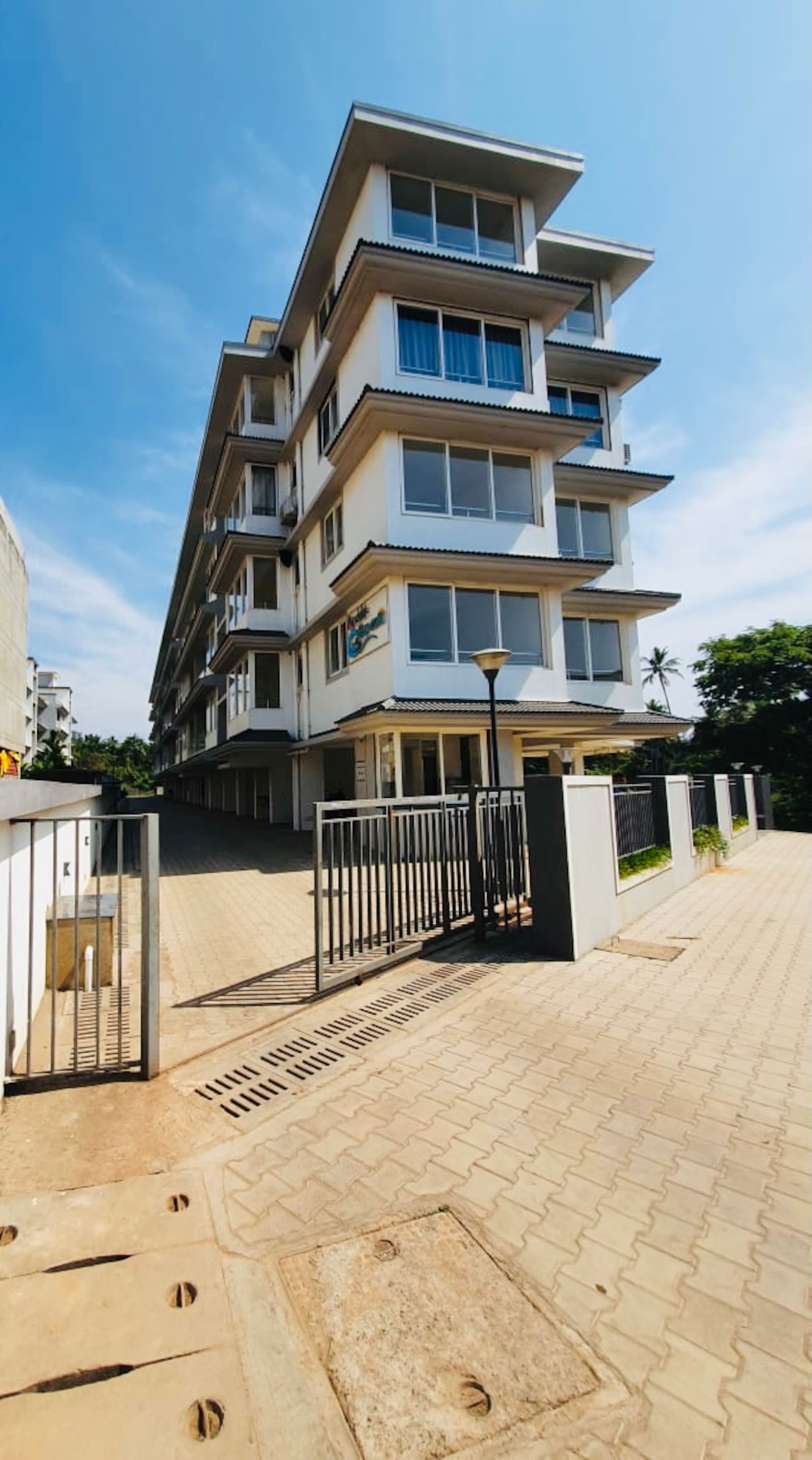 Designer 1BHK Apt|5min beachwalk|Hispeed wifi|pool 20