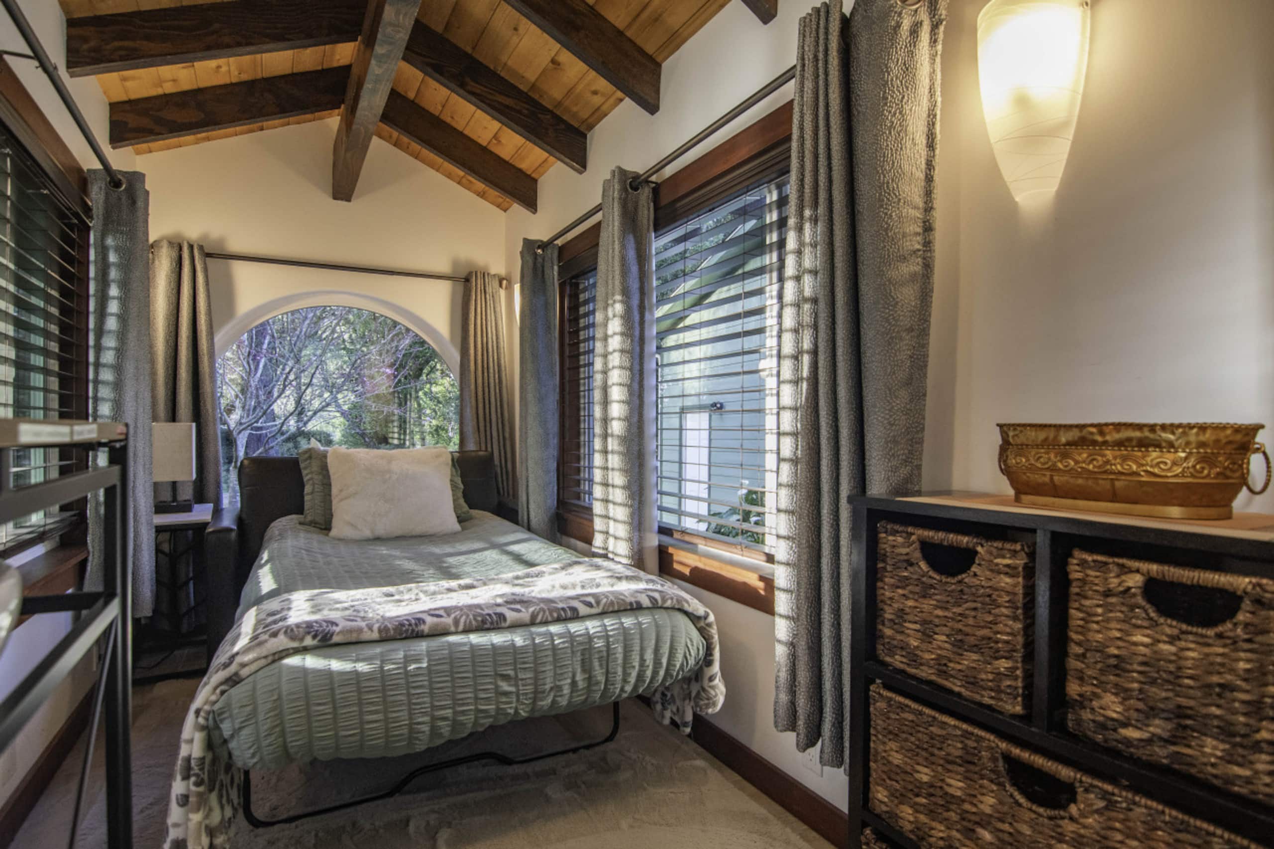 Emerald River Retreat- River-Front, Spa & Fire pit 32