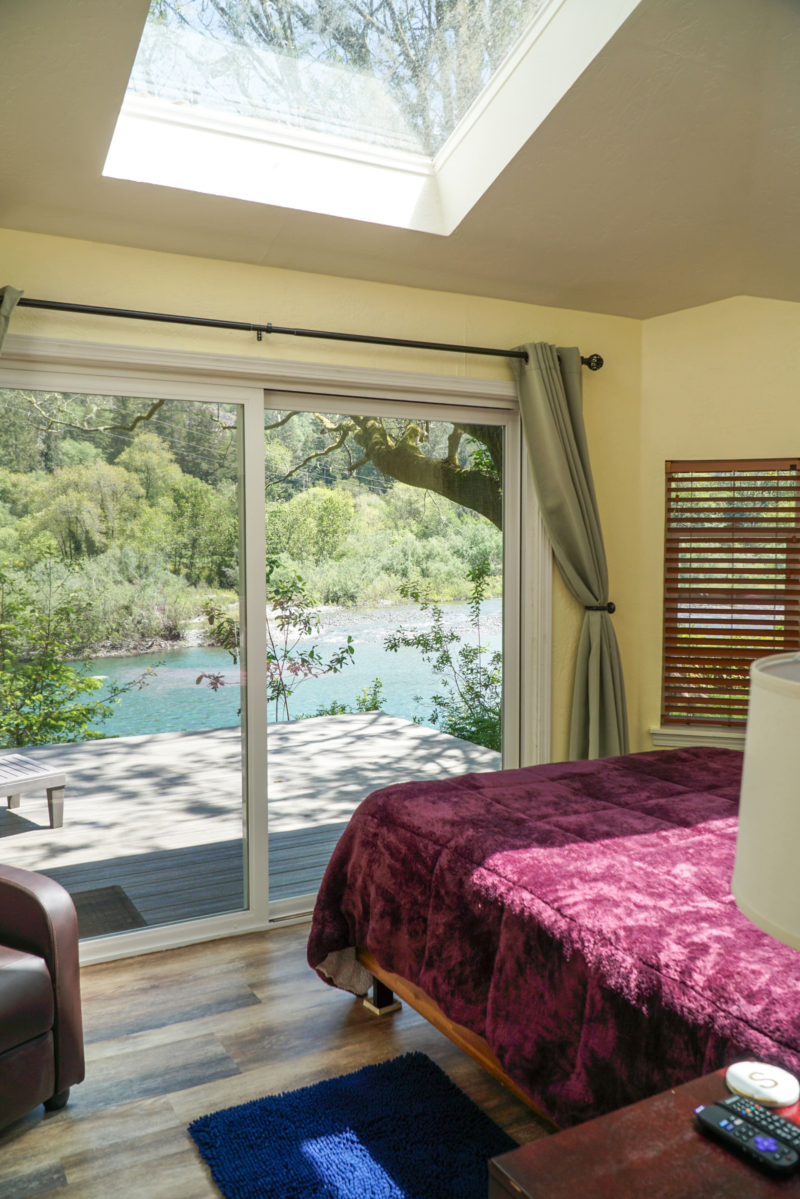 Emerald River Retreat- River-Front, Spa & Fire pit 28