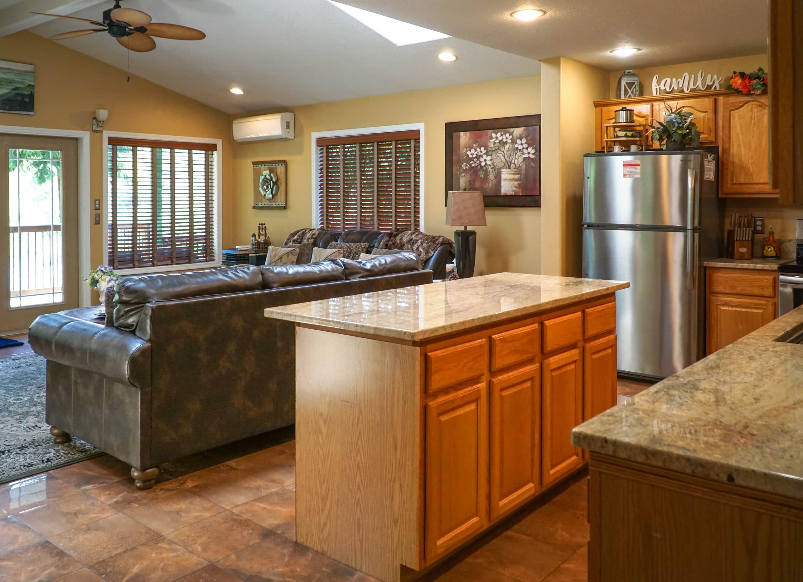 Emerald River Retreat- River-Front, Spa & Fire pit 11