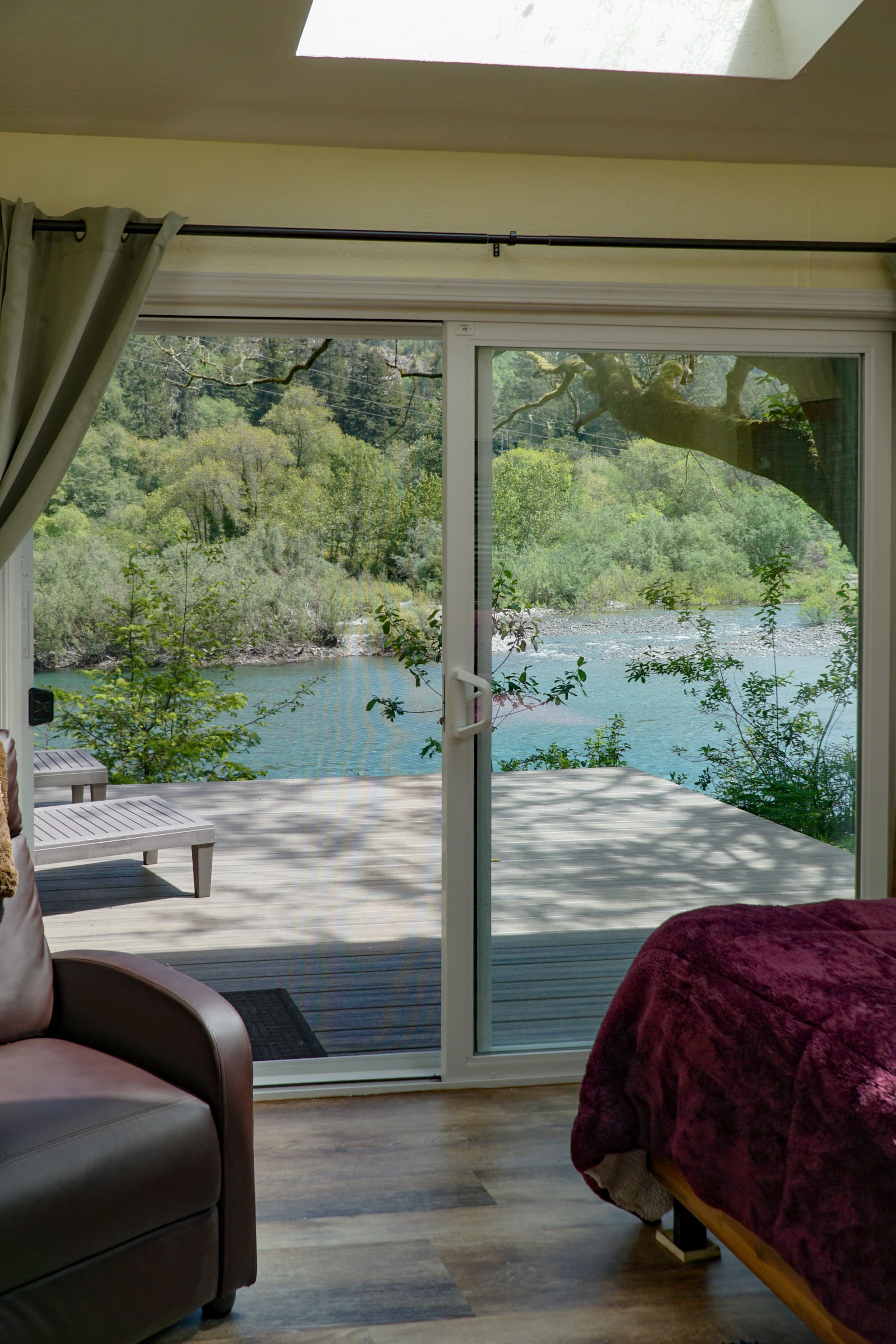 Emerald River Retreat- River-Front, Spa & Fire pit 7