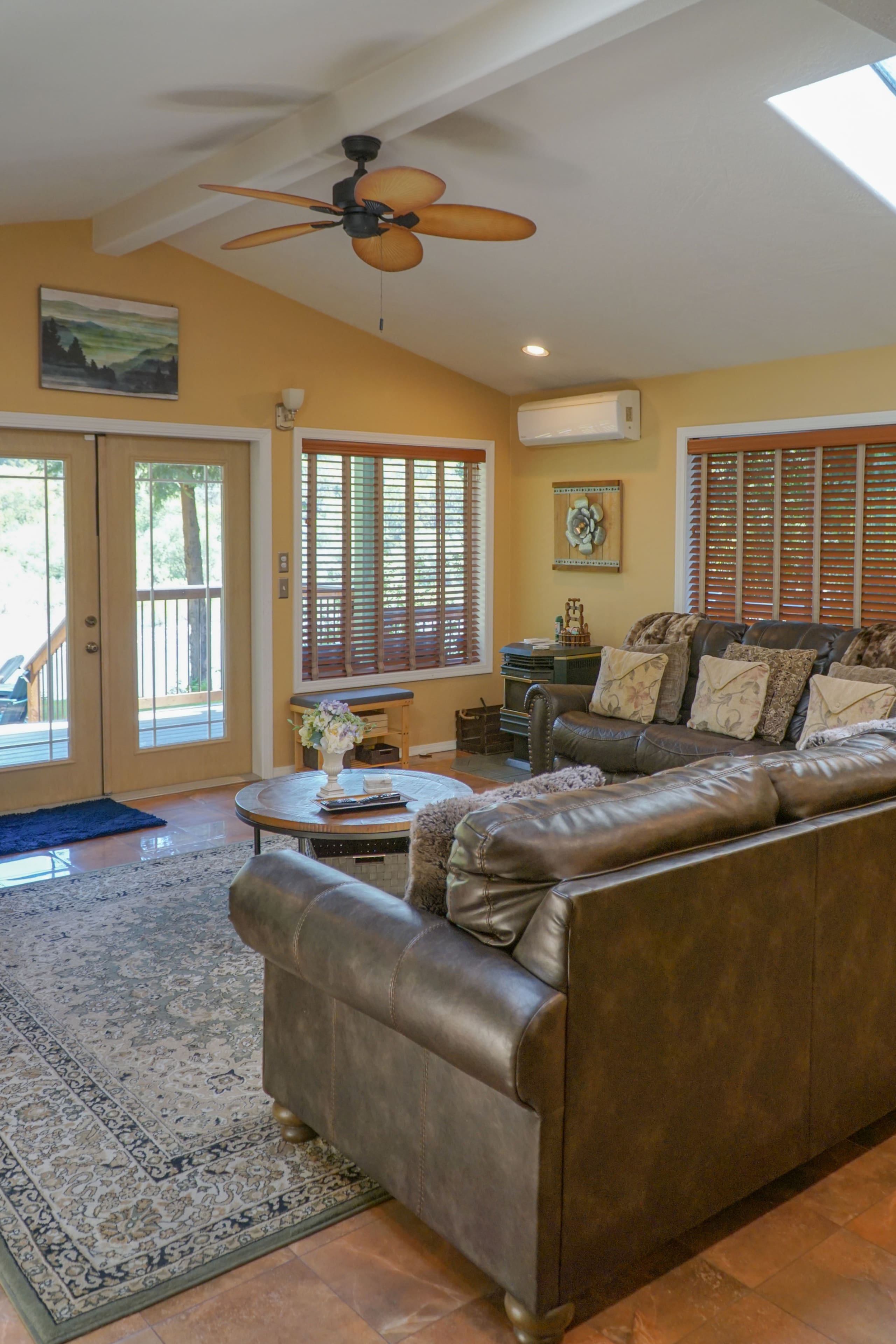 Emerald River Retreat- River-Front, Spa & Fire pit 15
