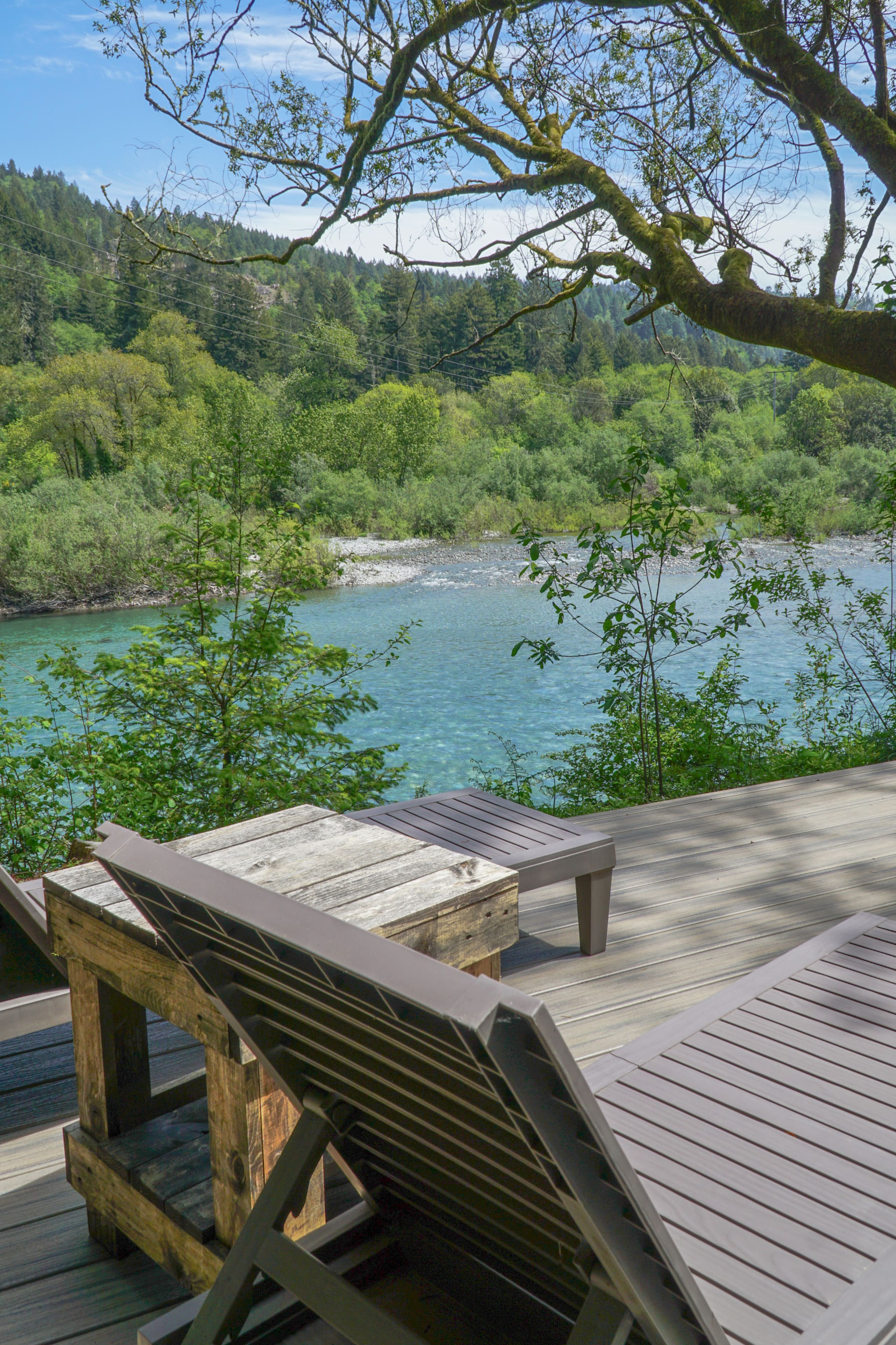 Emerald River Retreat- River-Front, Spa & Fire pit 6