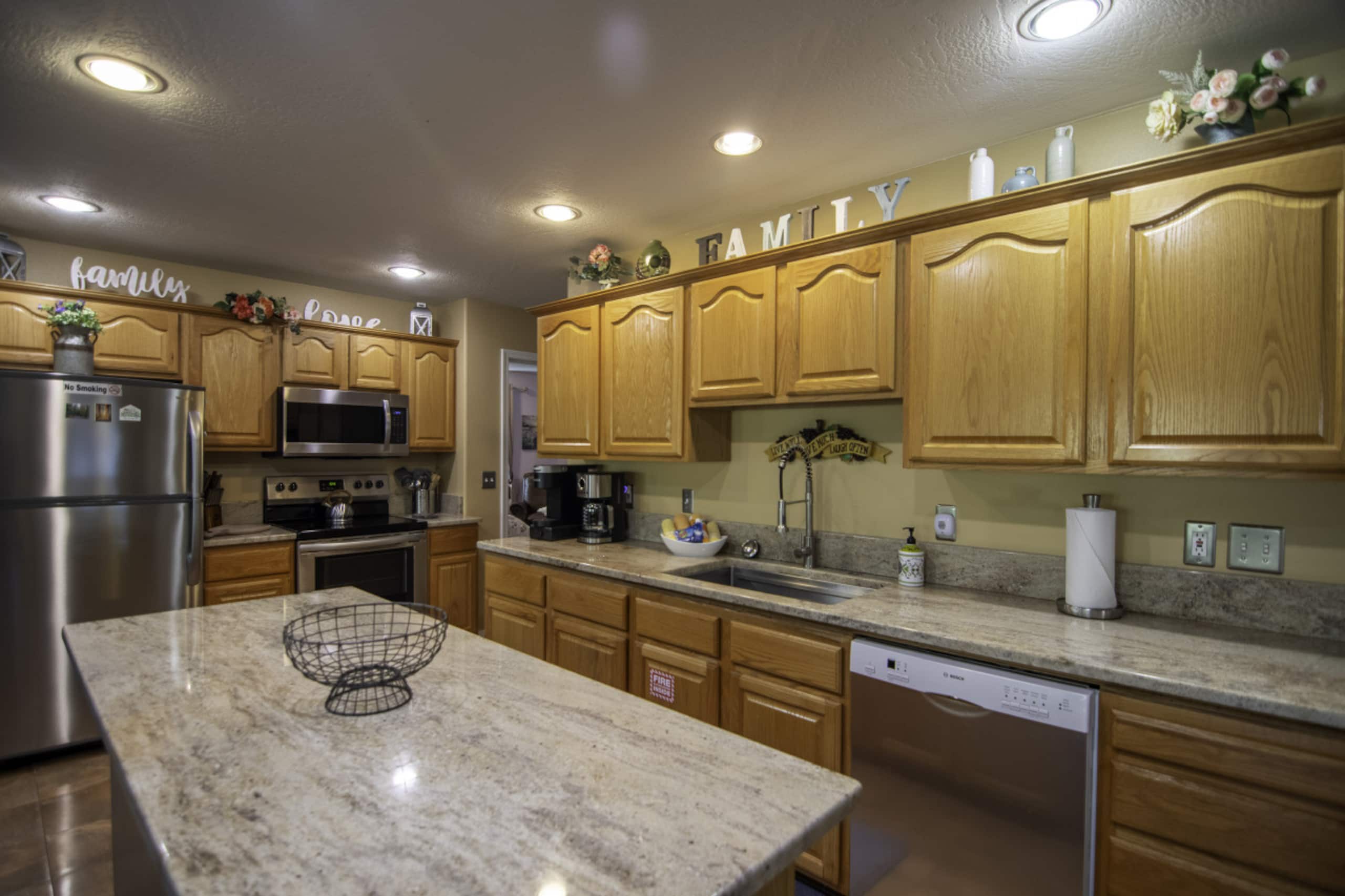 Emerald River Retreat- River-Front, Spa & Fire pit 20
