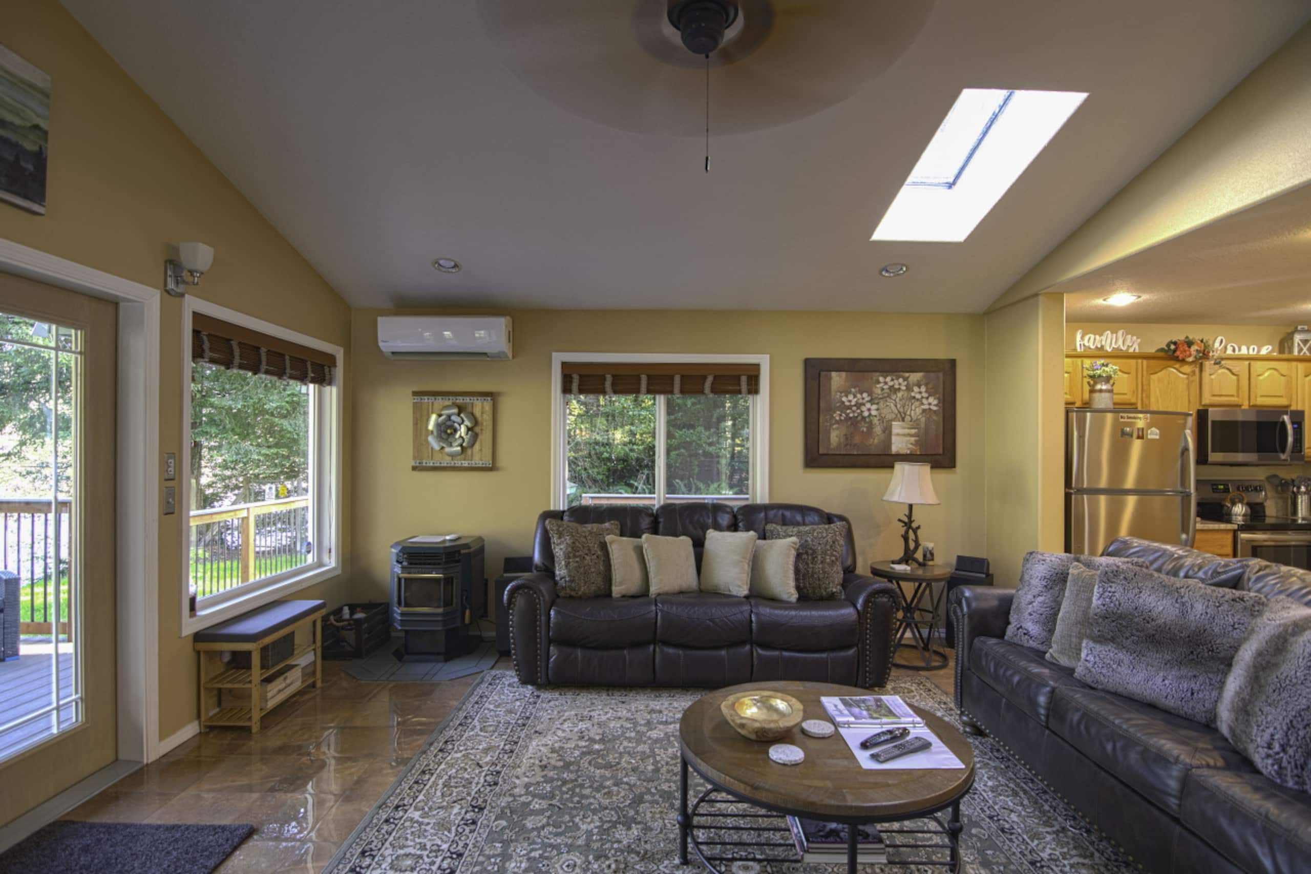 Emerald River Retreat- River-Front, Spa & Fire pit 9