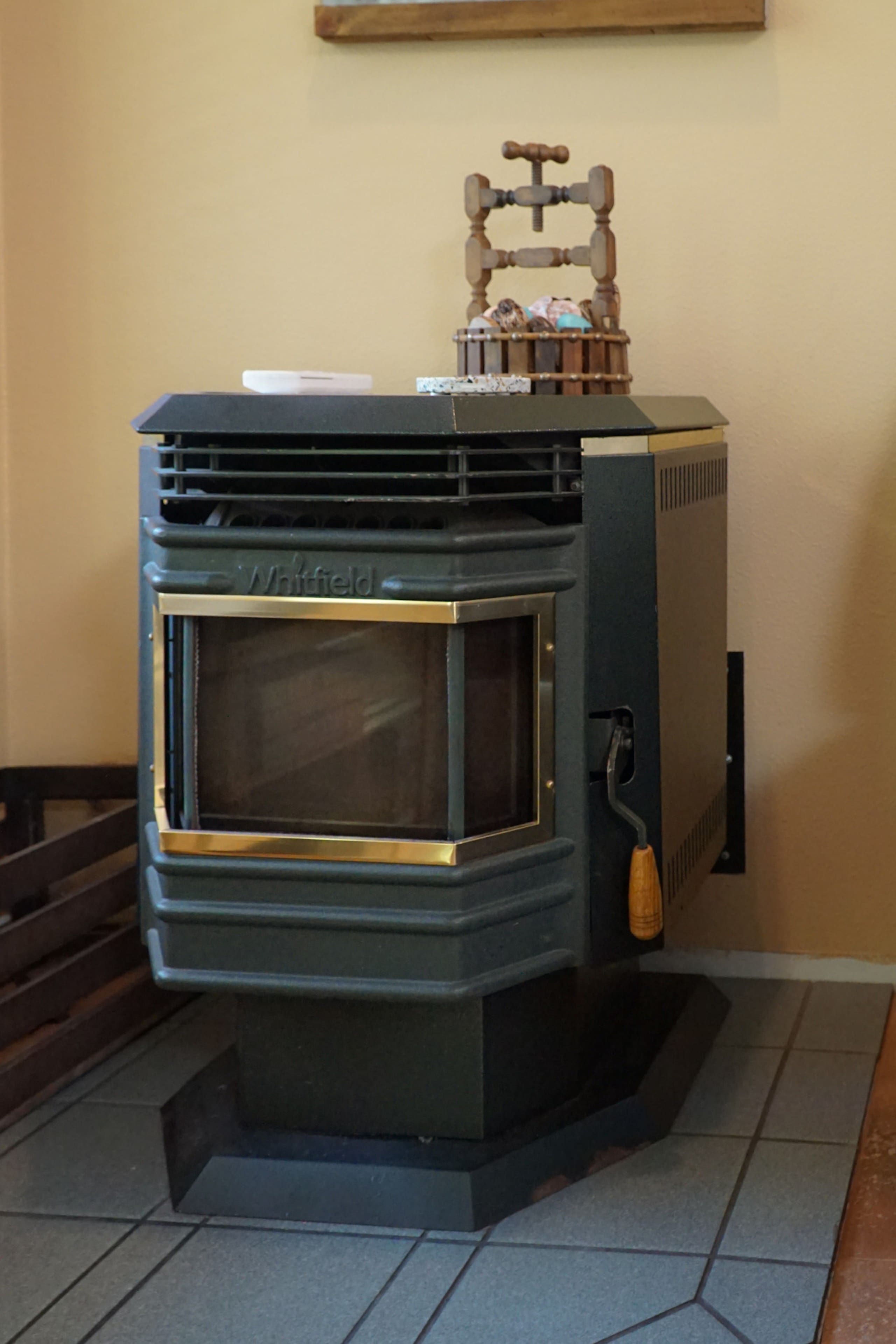 Emerald River Retreat- River-Front, Spa & Fire pit 16