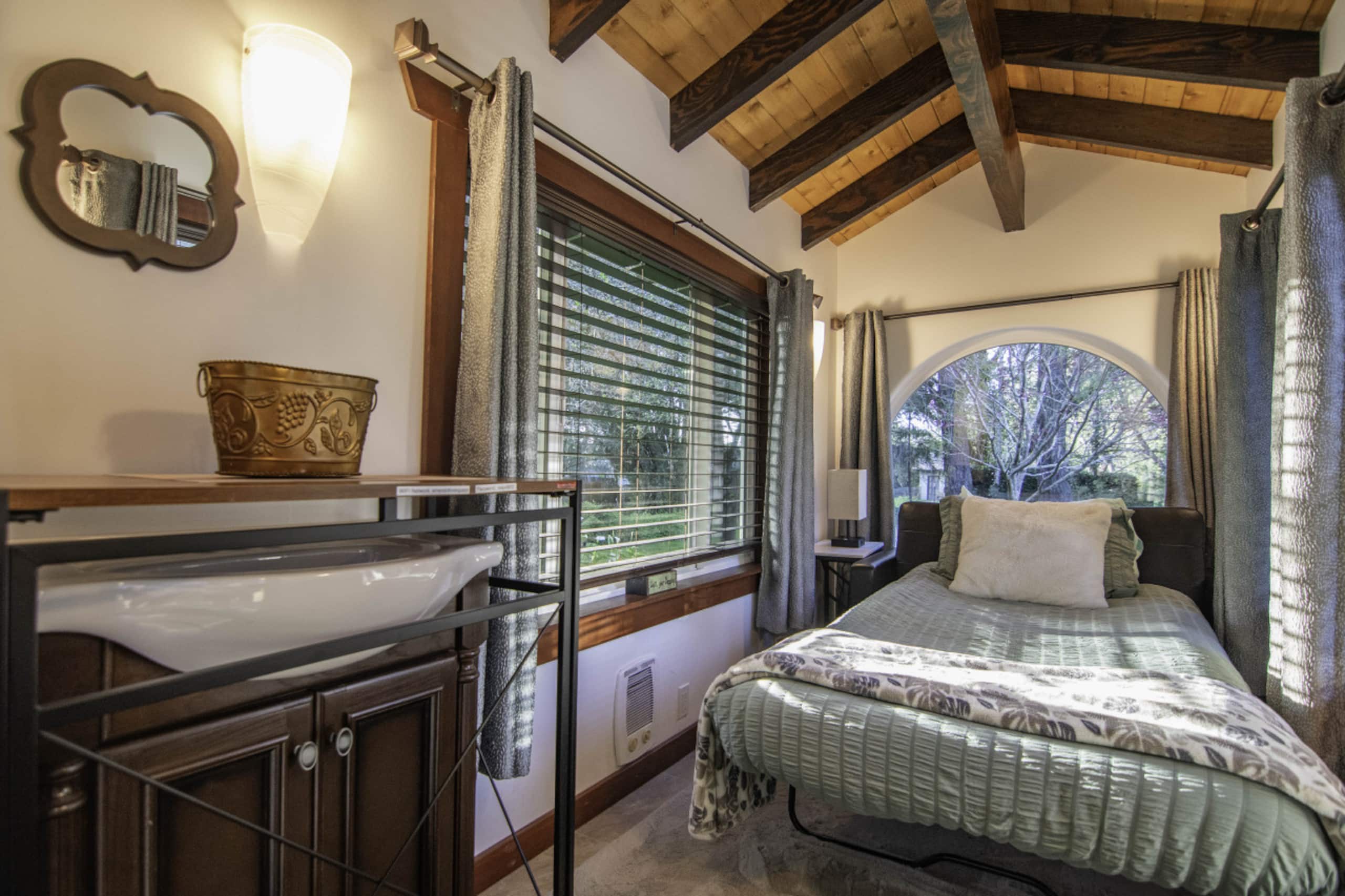 Emerald River Retreat- River-Front, Spa & Fire pit 34