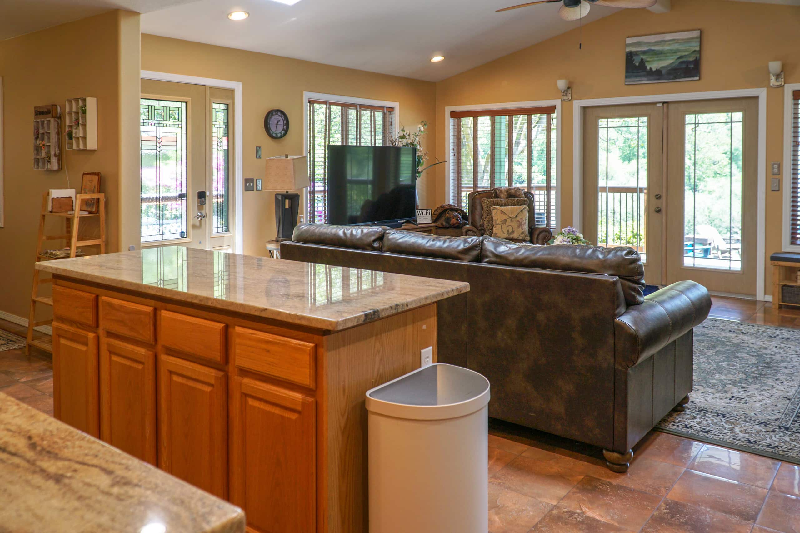 Emerald River Retreat- River-Front, Spa & Fire pit 13