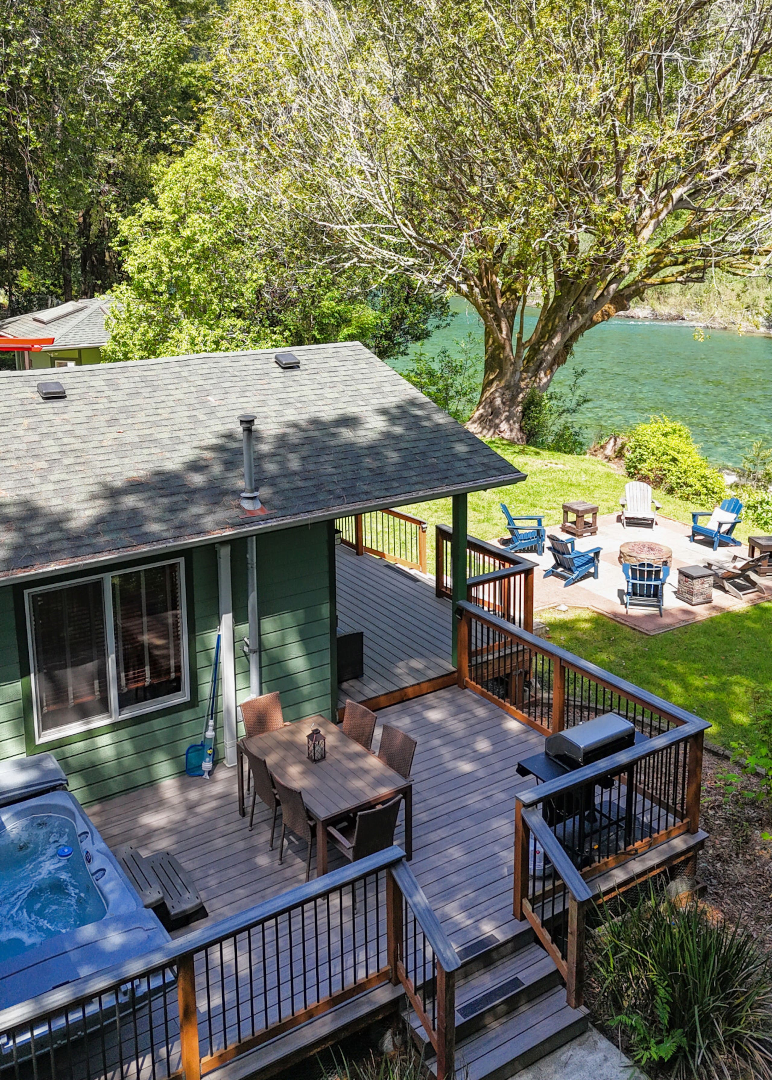 Emerald River Retreat- River-Front, Spa & Fire pit — photo 4