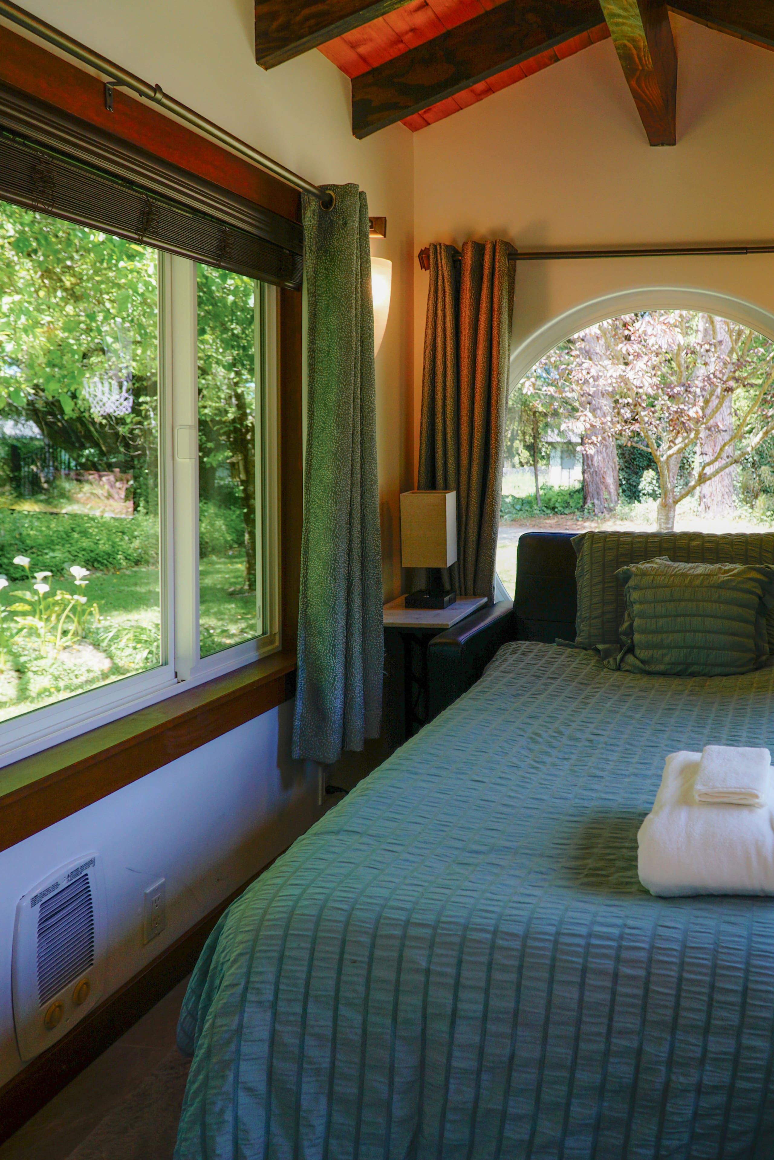 Emerald River Retreat- River-Front, Spa & Fire pit 33