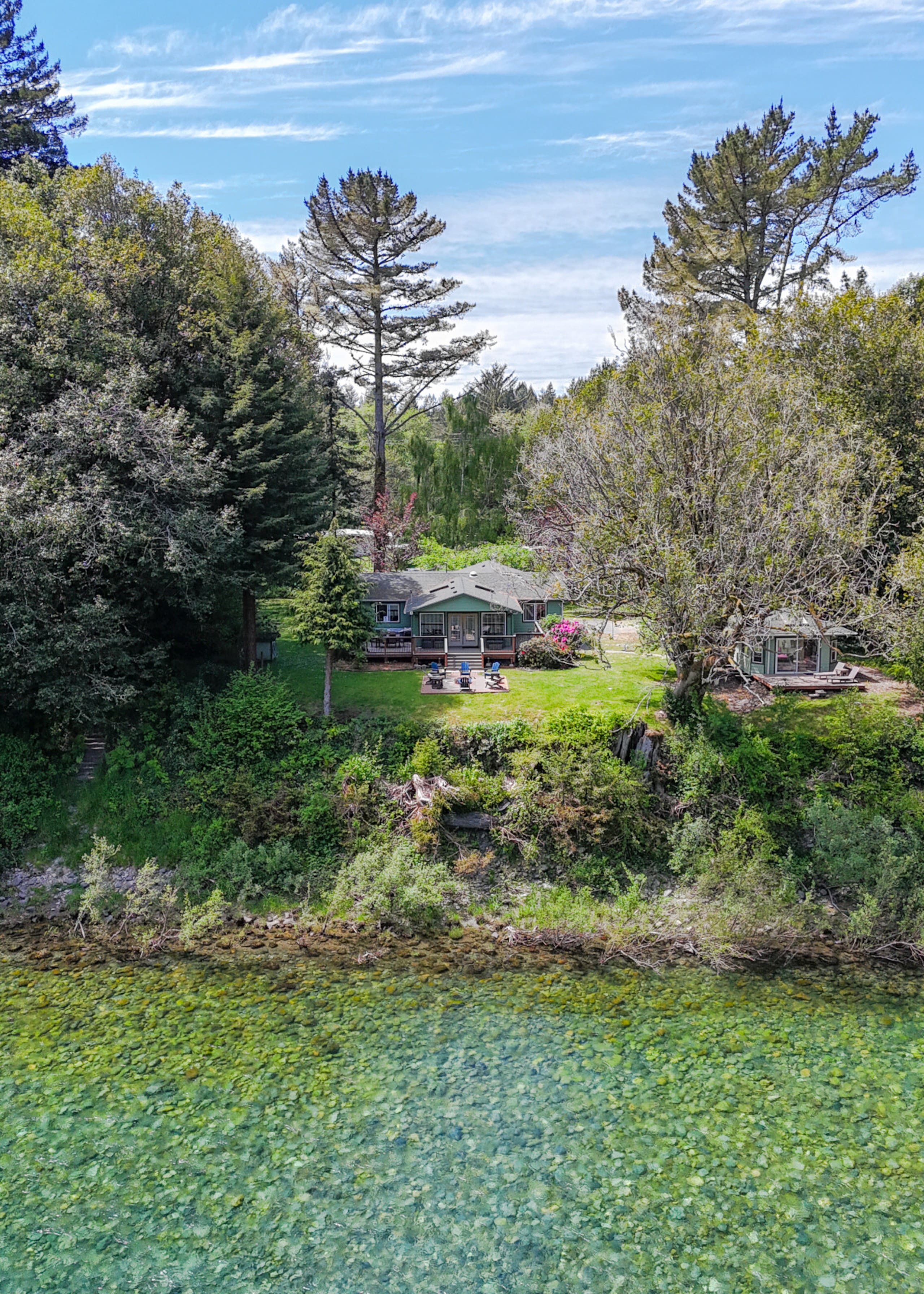Emerald River Retreat- River-Front, Spa & Fire pit — photo 2