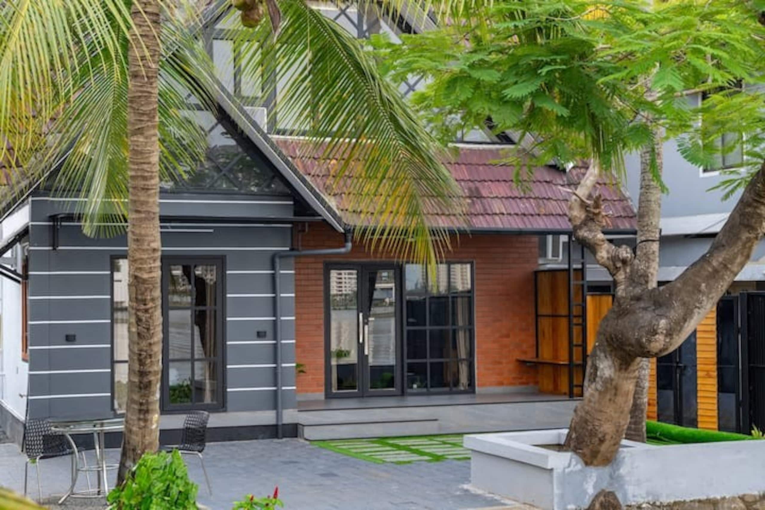 Marina Lounge Waterfront Villa in Kochi 24