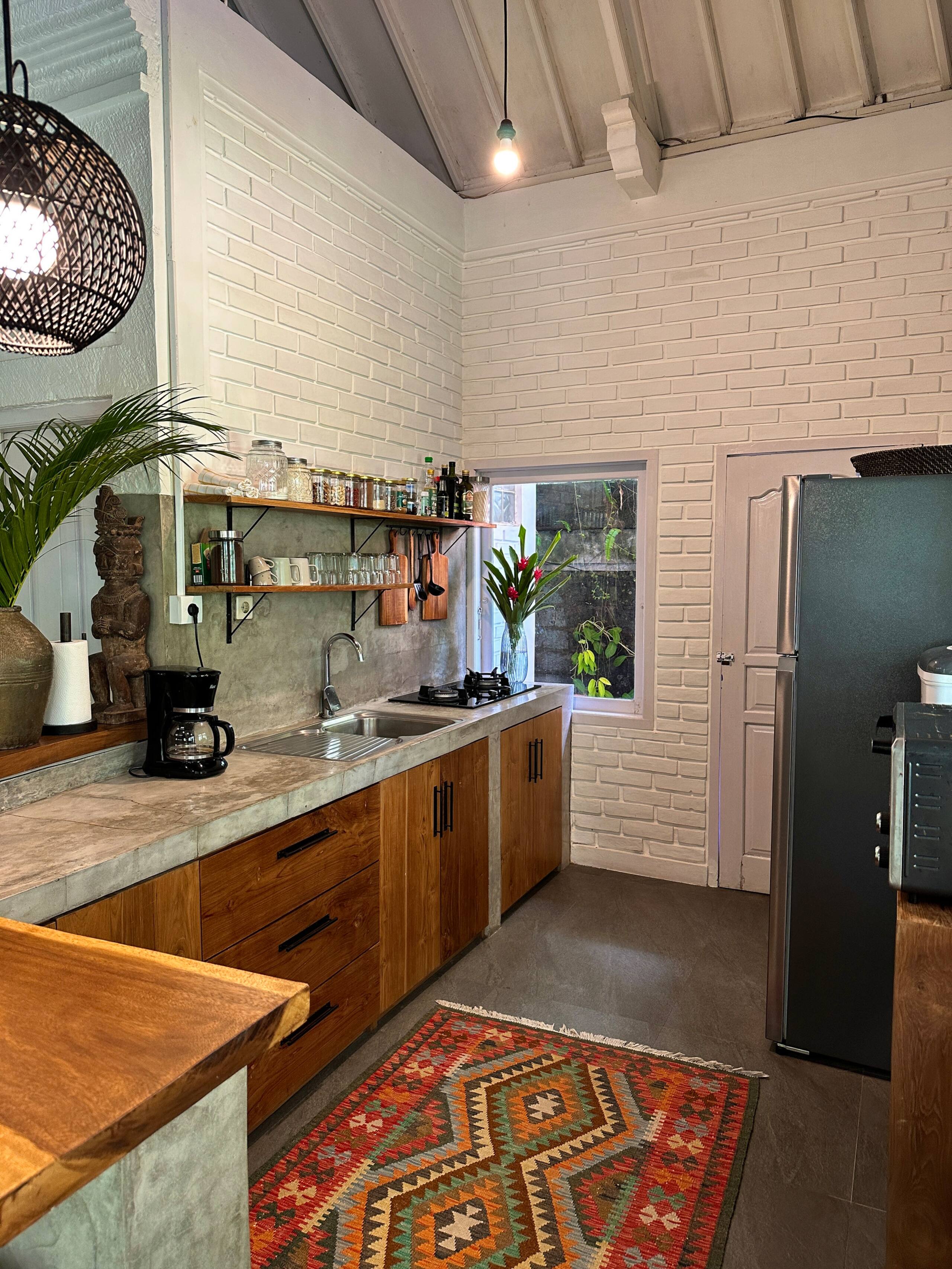 Central & spacious 2BR Family home w big terrace — photo 2