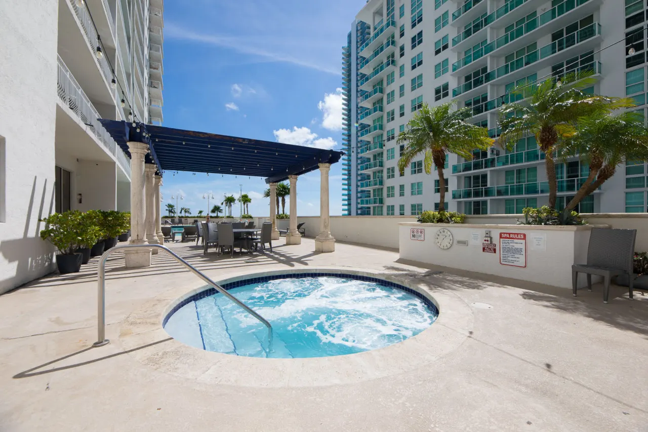 Ocean view unit in the heart of Brickell 10
