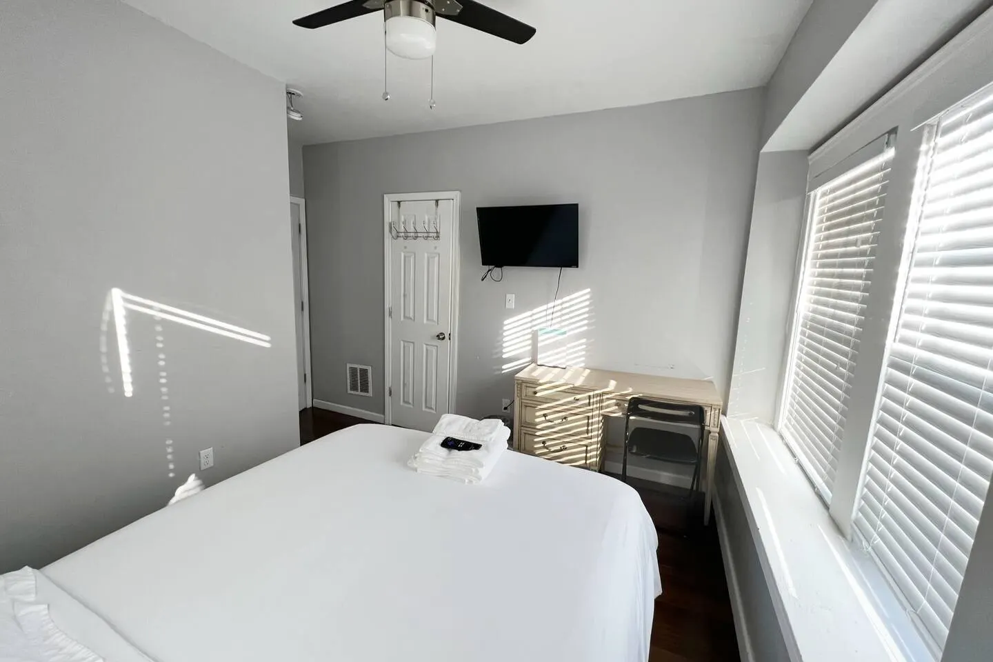 Chi Suite | Private Bath 2 Stops from downtown