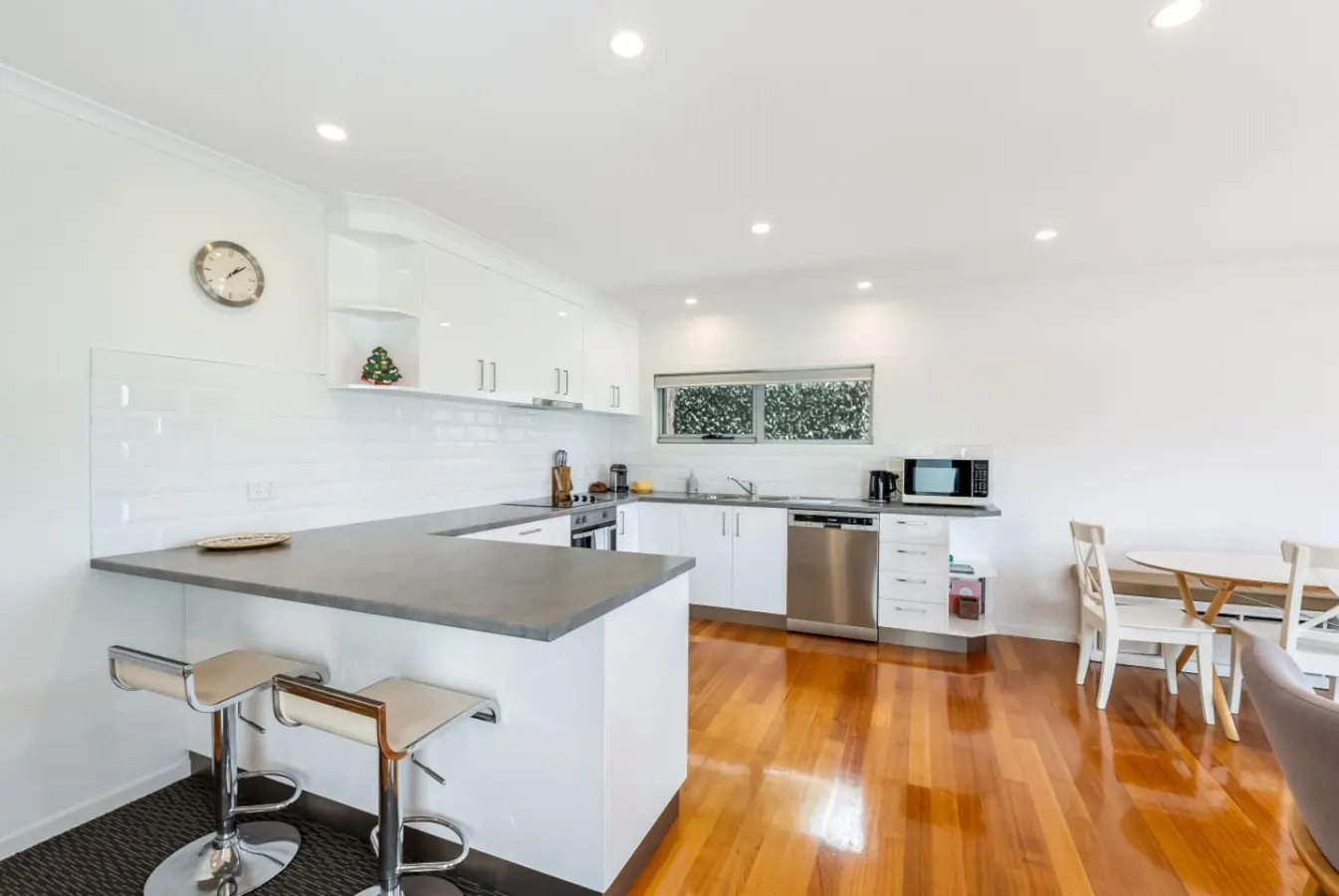 Sunny Home in Kingston Beach 10