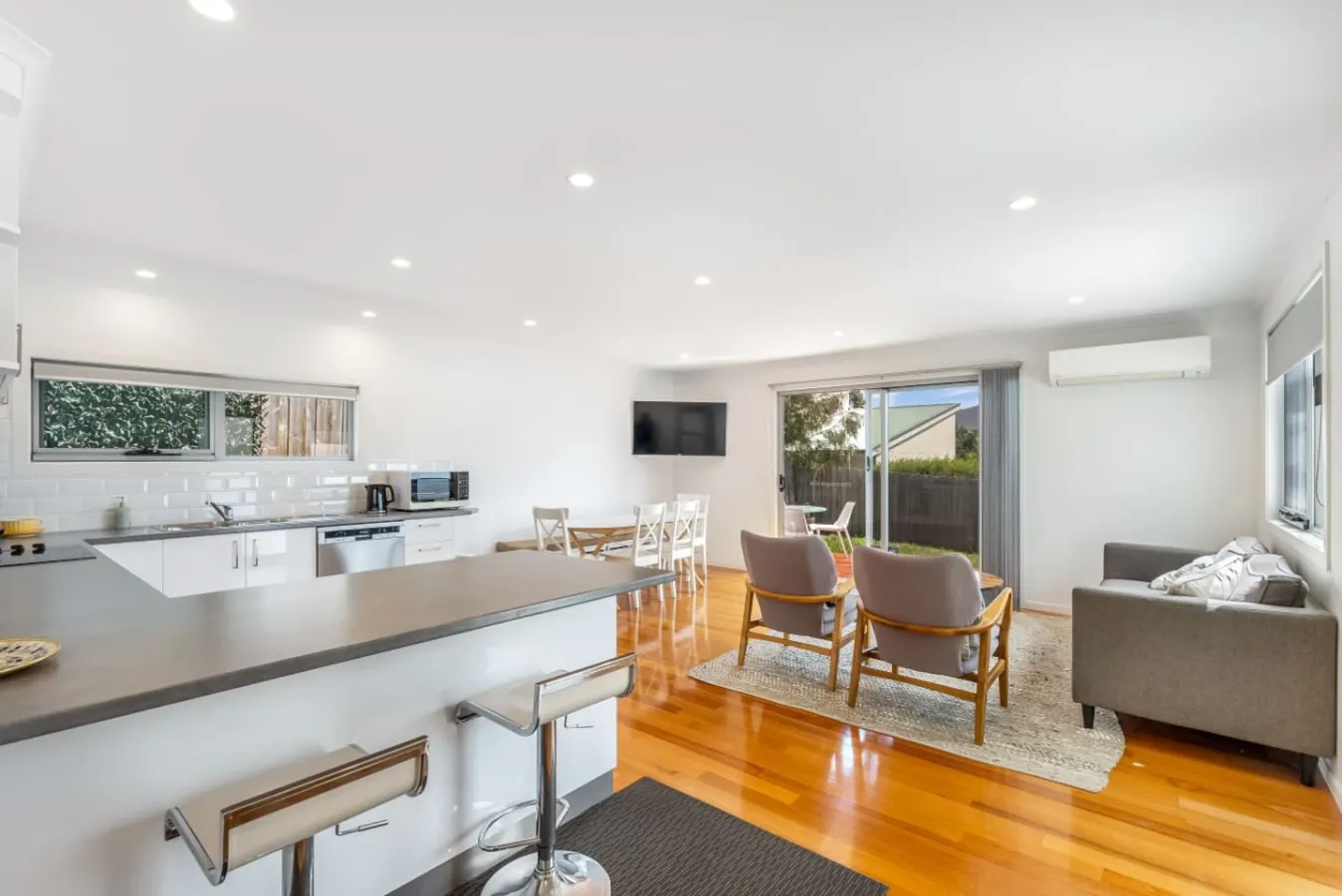 Sunny Home in Kingston Beach 8