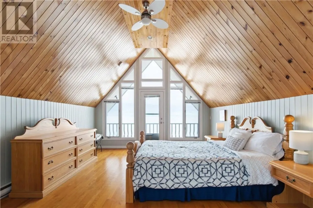 East Coastal- Waterfront Cottage