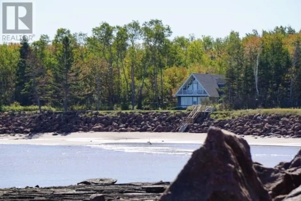 East Coastal- Waterfront Cottage 10
