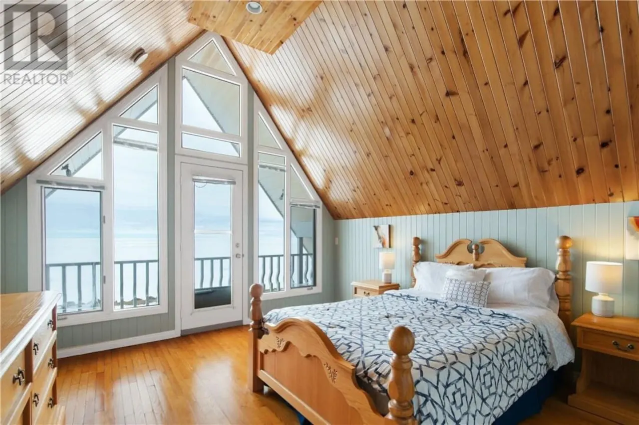 East Coastal- Waterfront Cottage 8