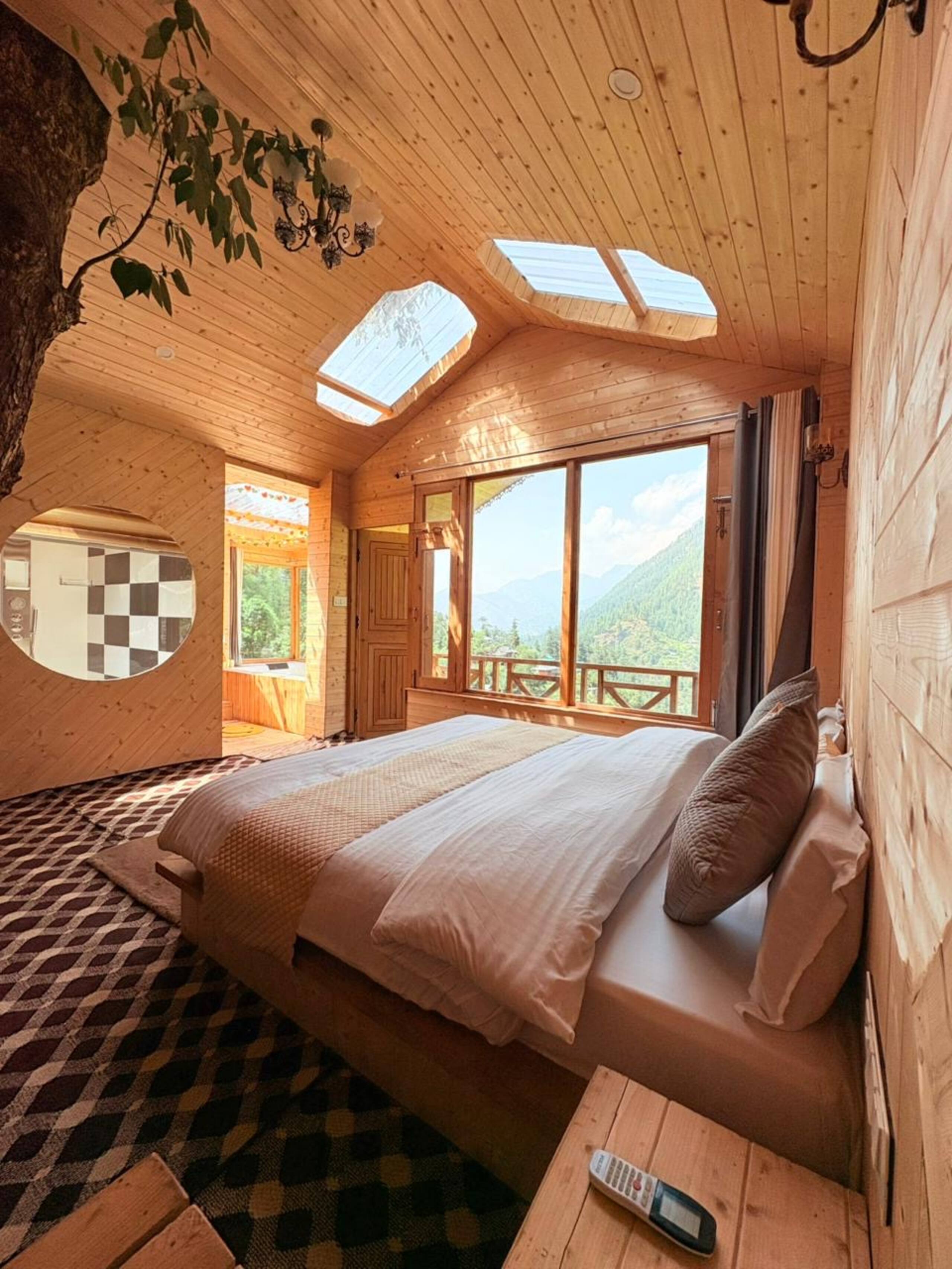 whynothere_stays : Treehouse with private Jacuzzi 7