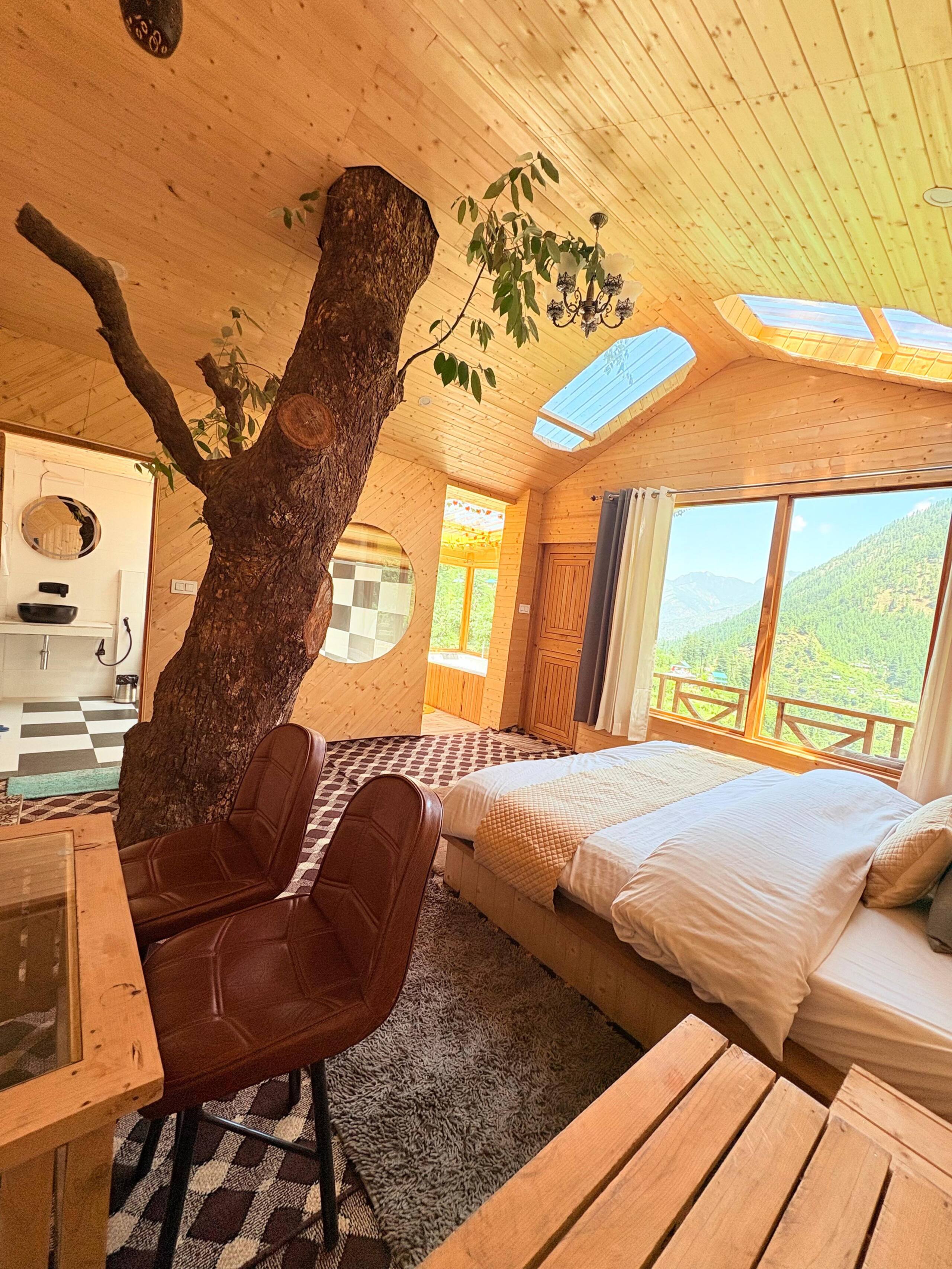 whynothere_stays : Treehouse with private Jacuzzi