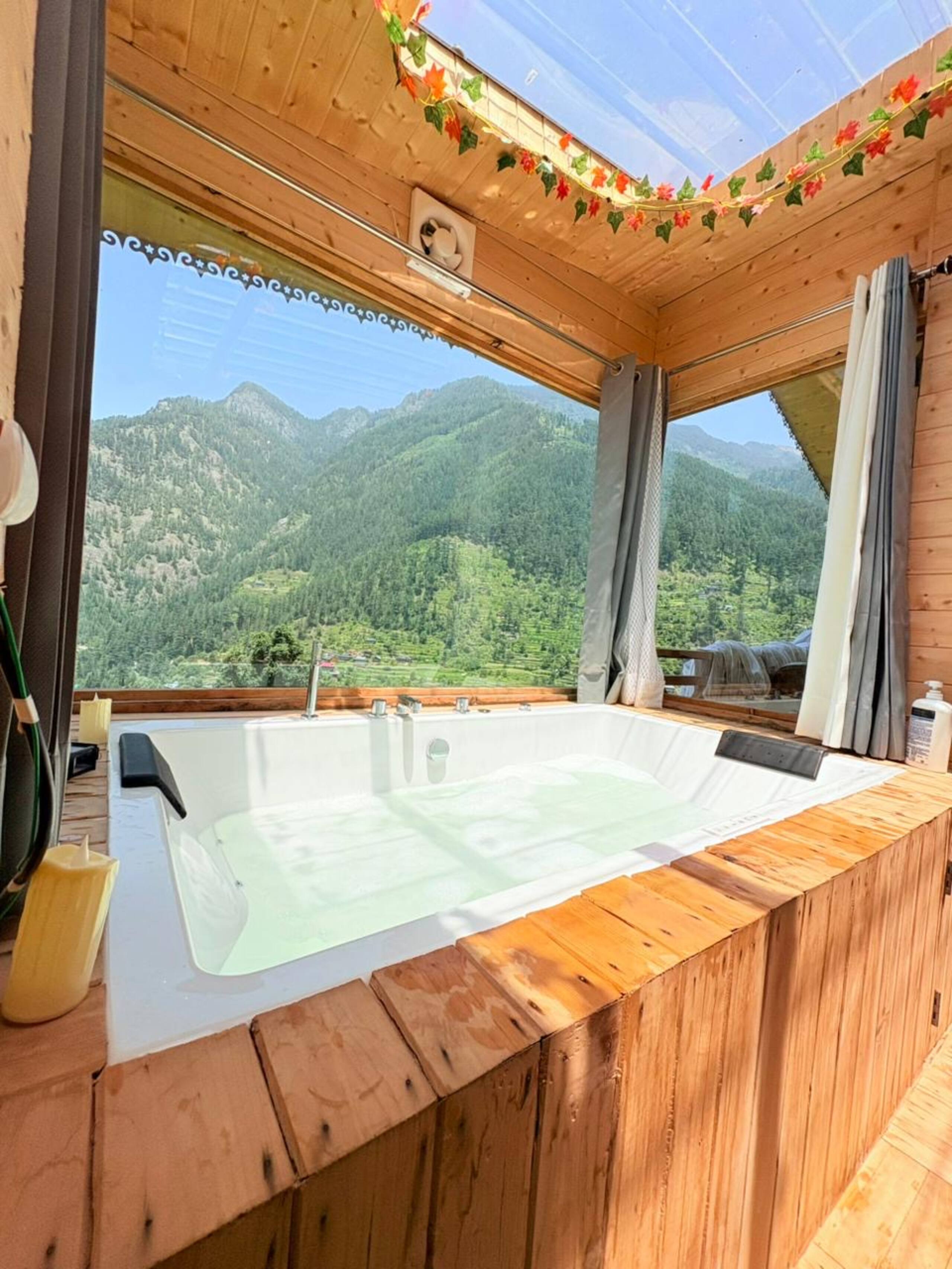 whynothere_stays : Treehouse with private Jacuzzi 13