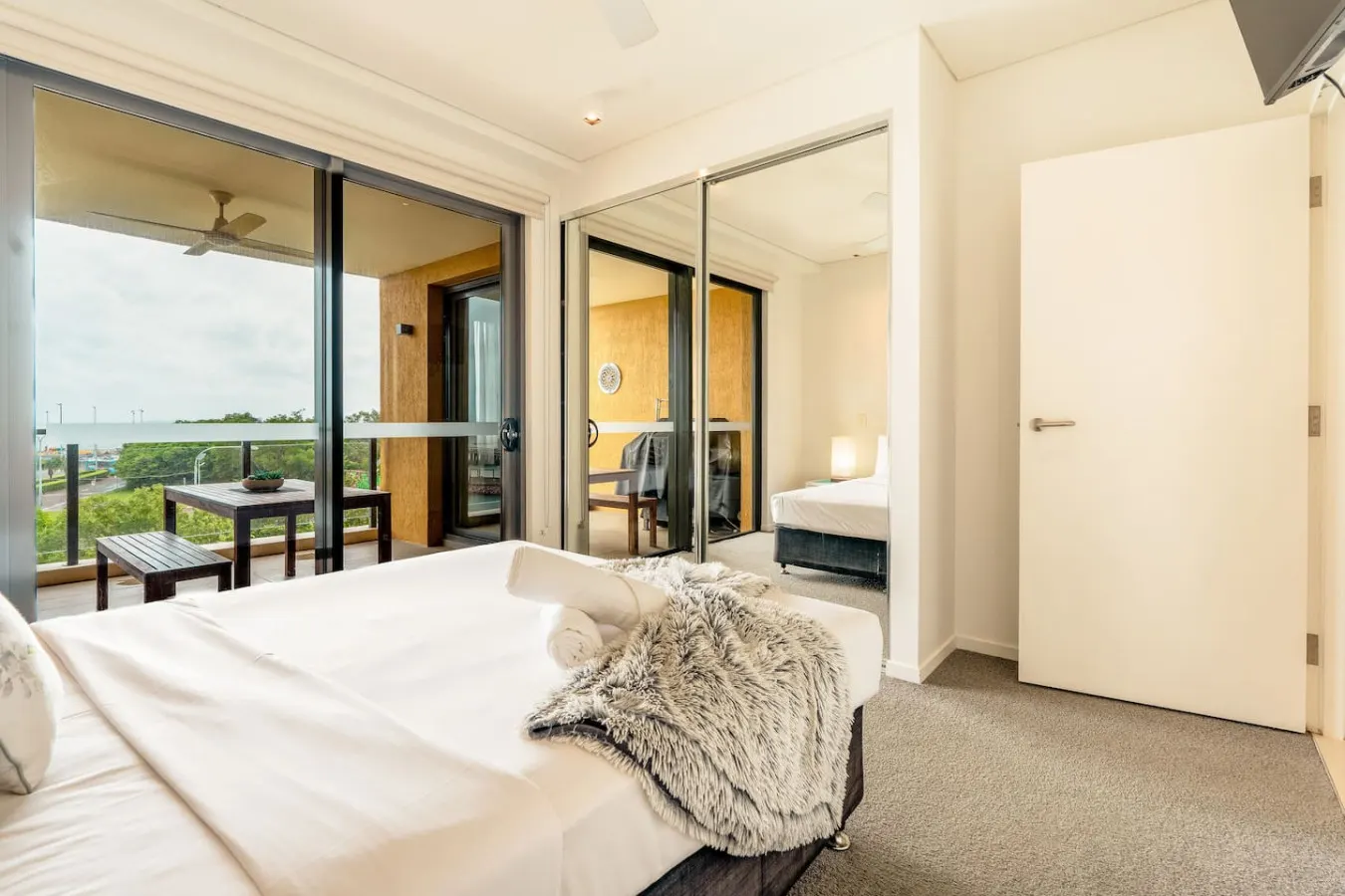 Oceanfront Marvel: Harbour View ~ Pool ~ Parking 14
