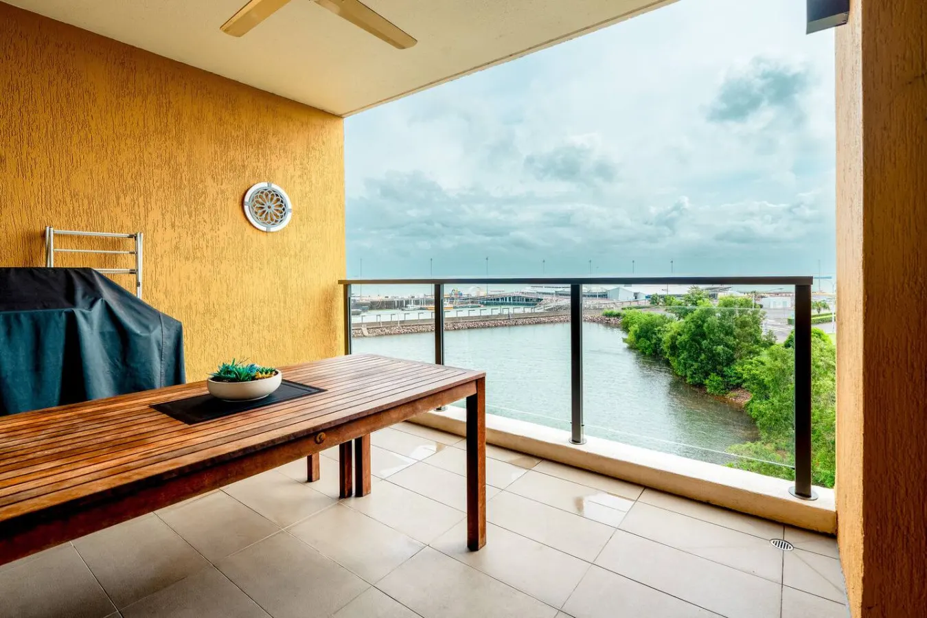 Oceanfront Marvel: Harbour View ~ Pool ~ Parking 15
