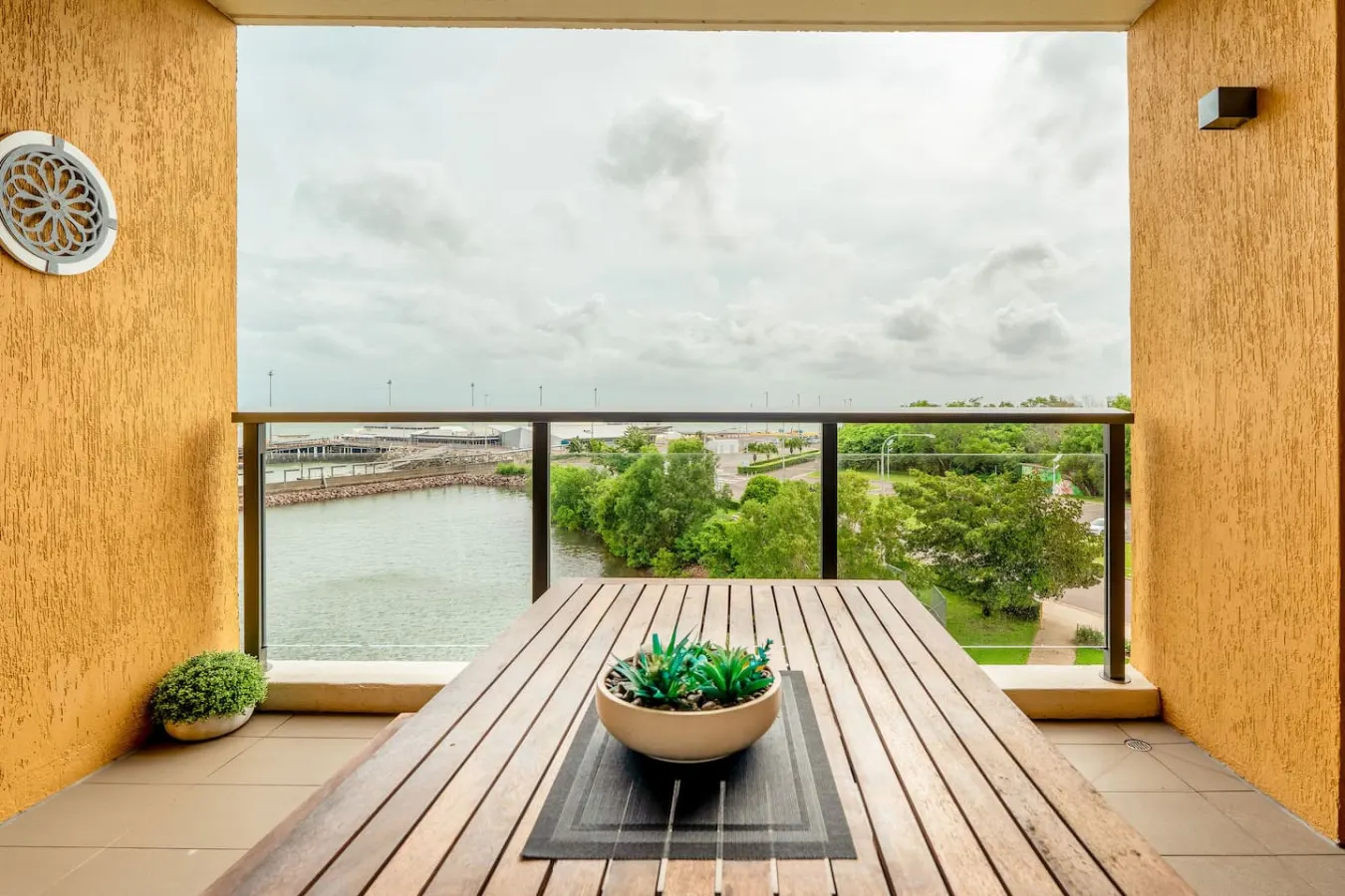 Oceanfront Marvel: Harbour View ~ Pool ~ Parking 16