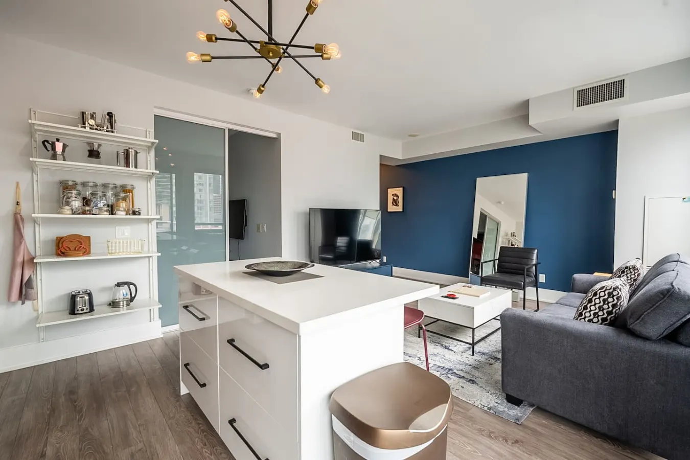 Modern 1BR Condo Free Parking Prime Location 9