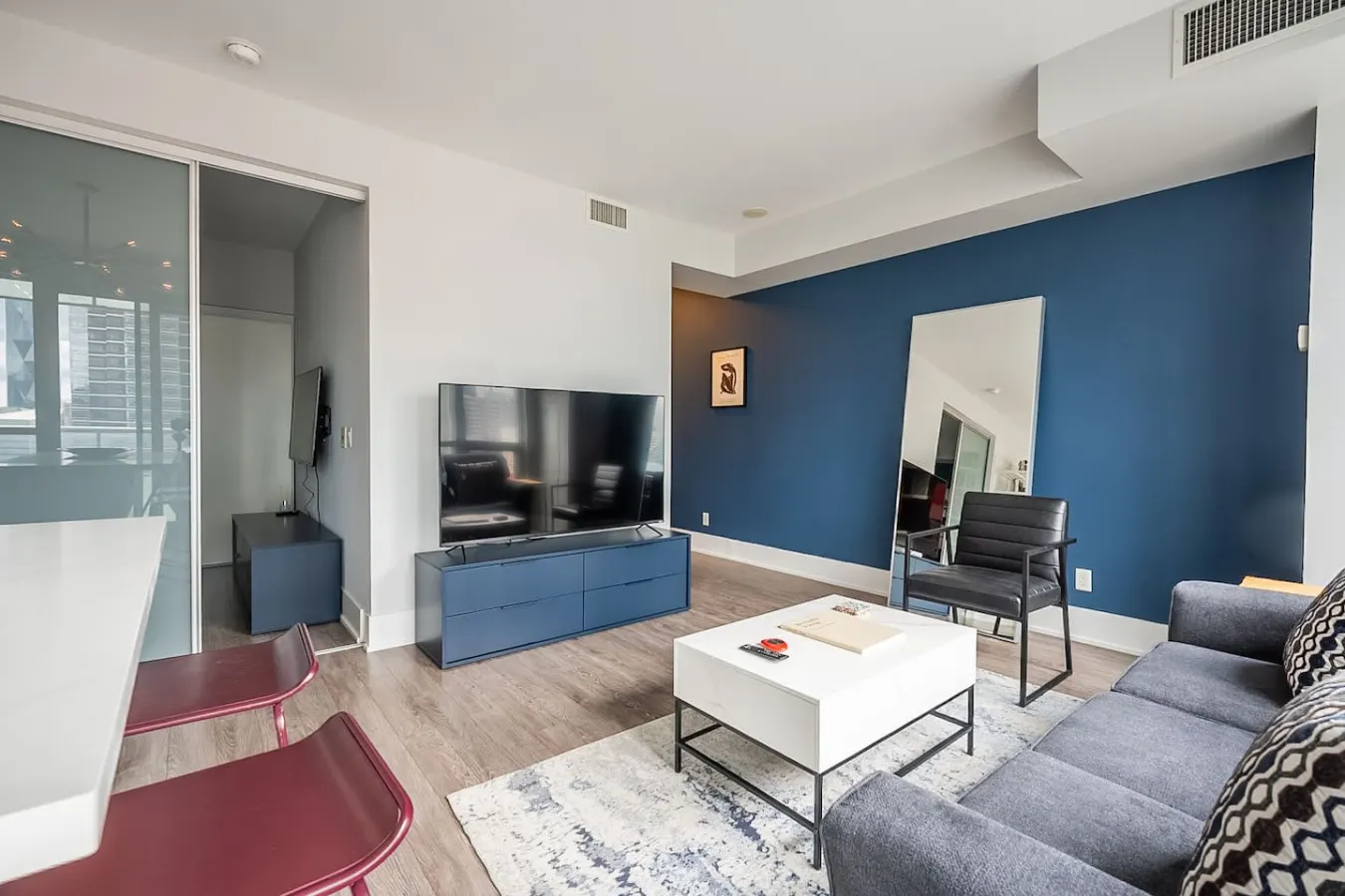Modern 1BR Condo Free Parking Prime Location 10