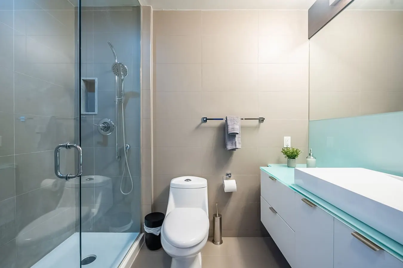 Modern 1BR Condo Free Parking Prime Location 13
