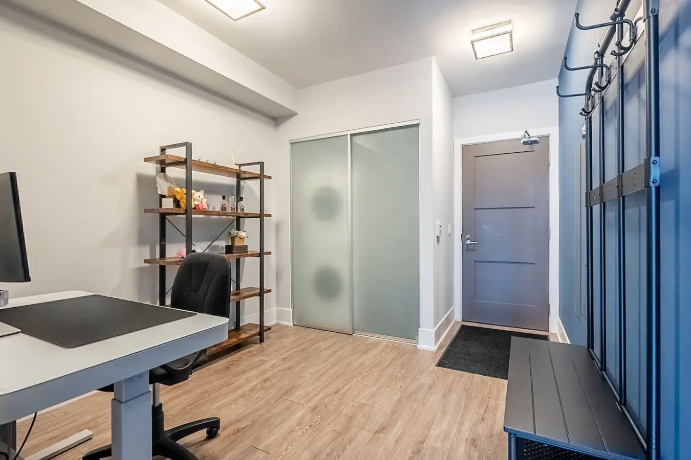 Modern 1BR Condo Free Parking Prime Location 18