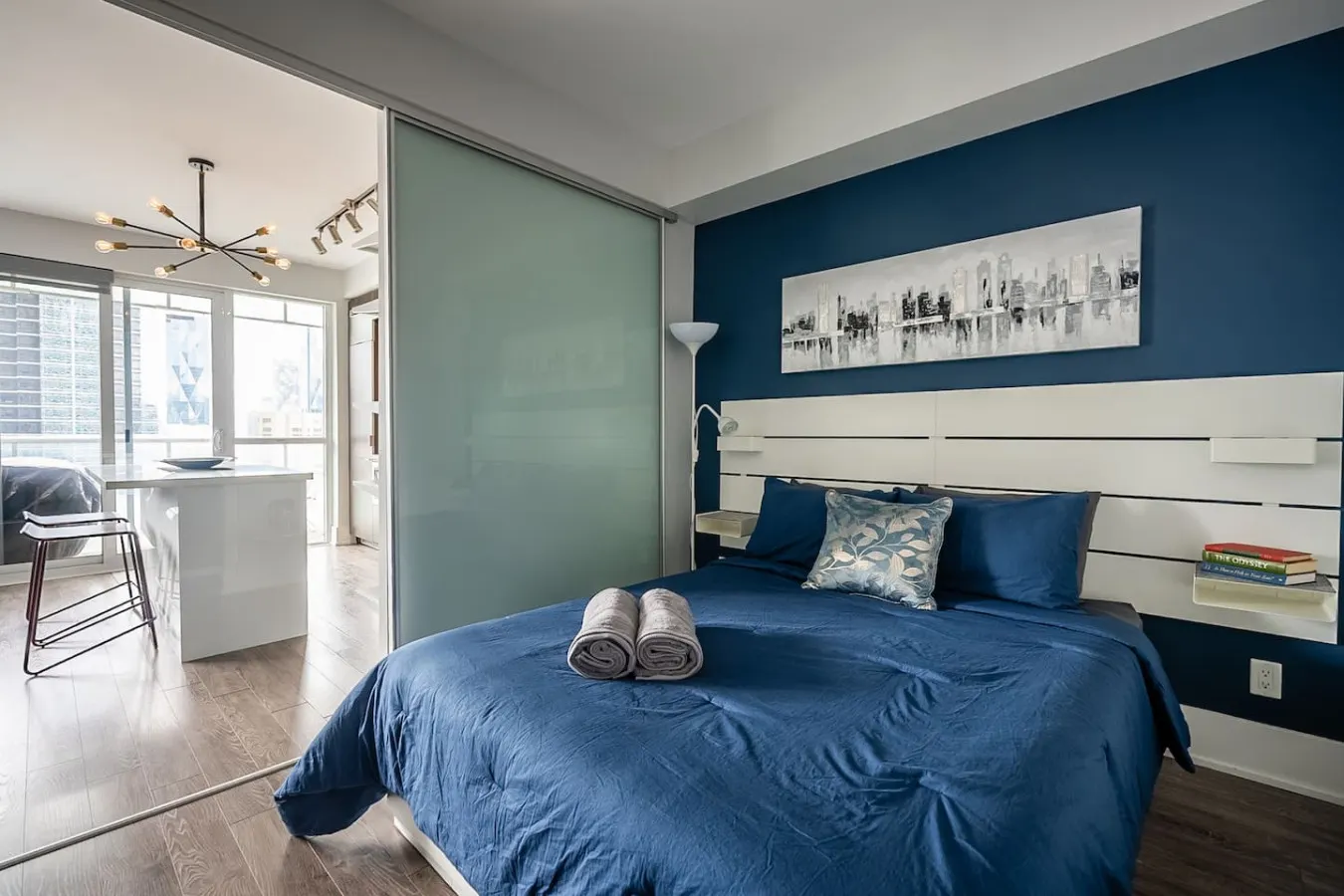 Modern 1BR Condo Free Parking Prime Location 4