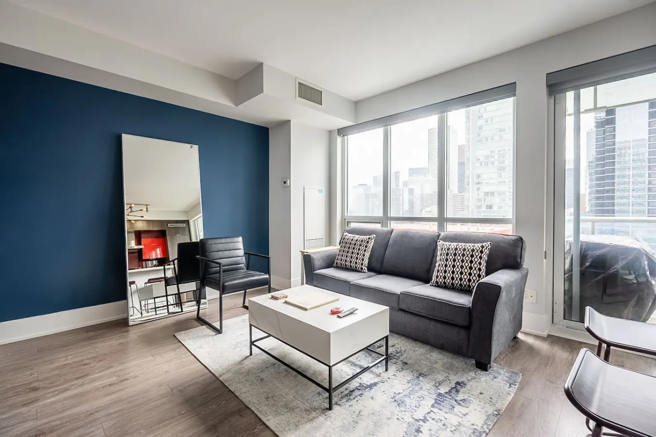 Modern 1BR Condo Free Parking Prime Location 6