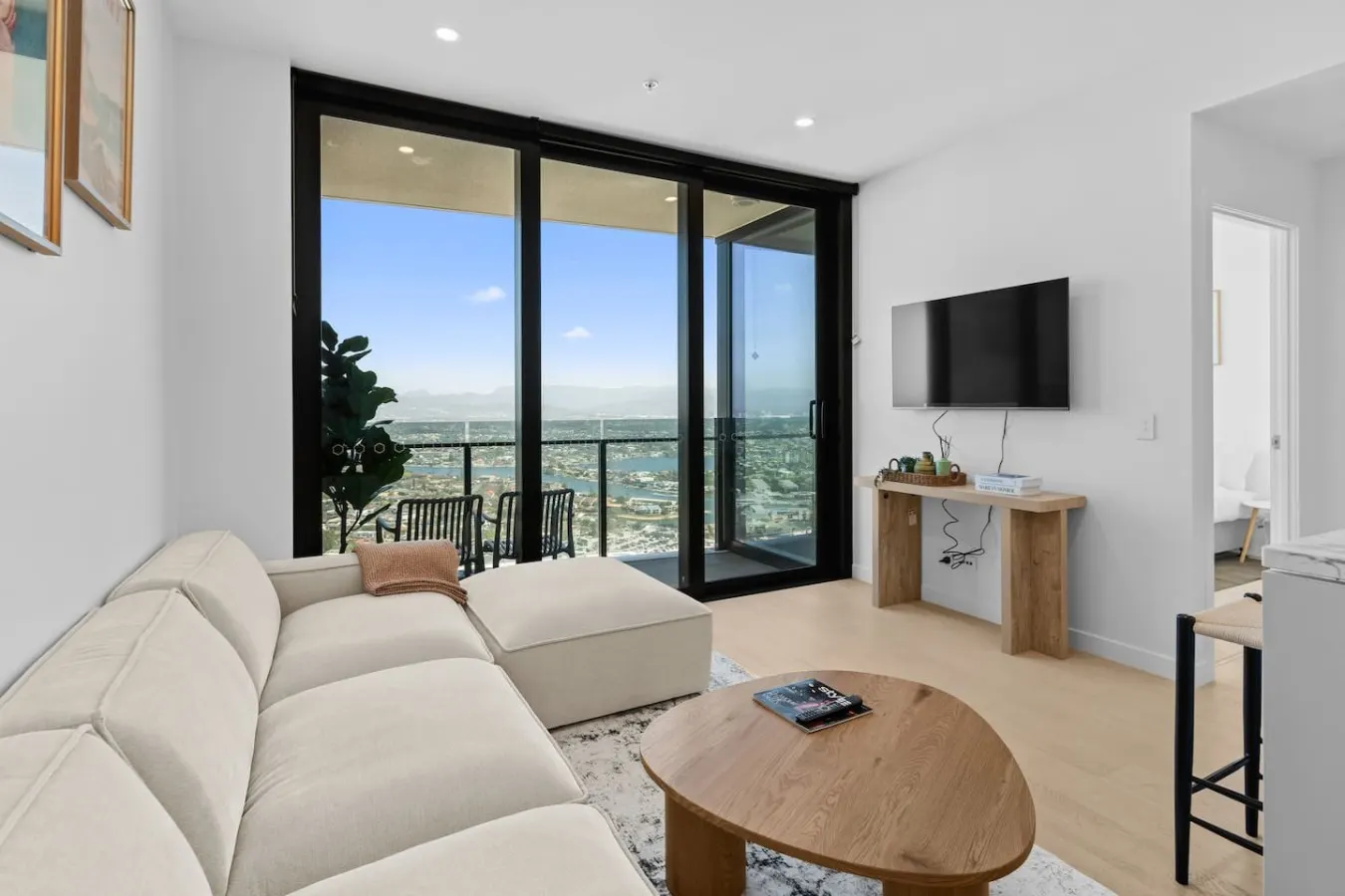 High-Floor 1BR with Views@ Broadbeach 10