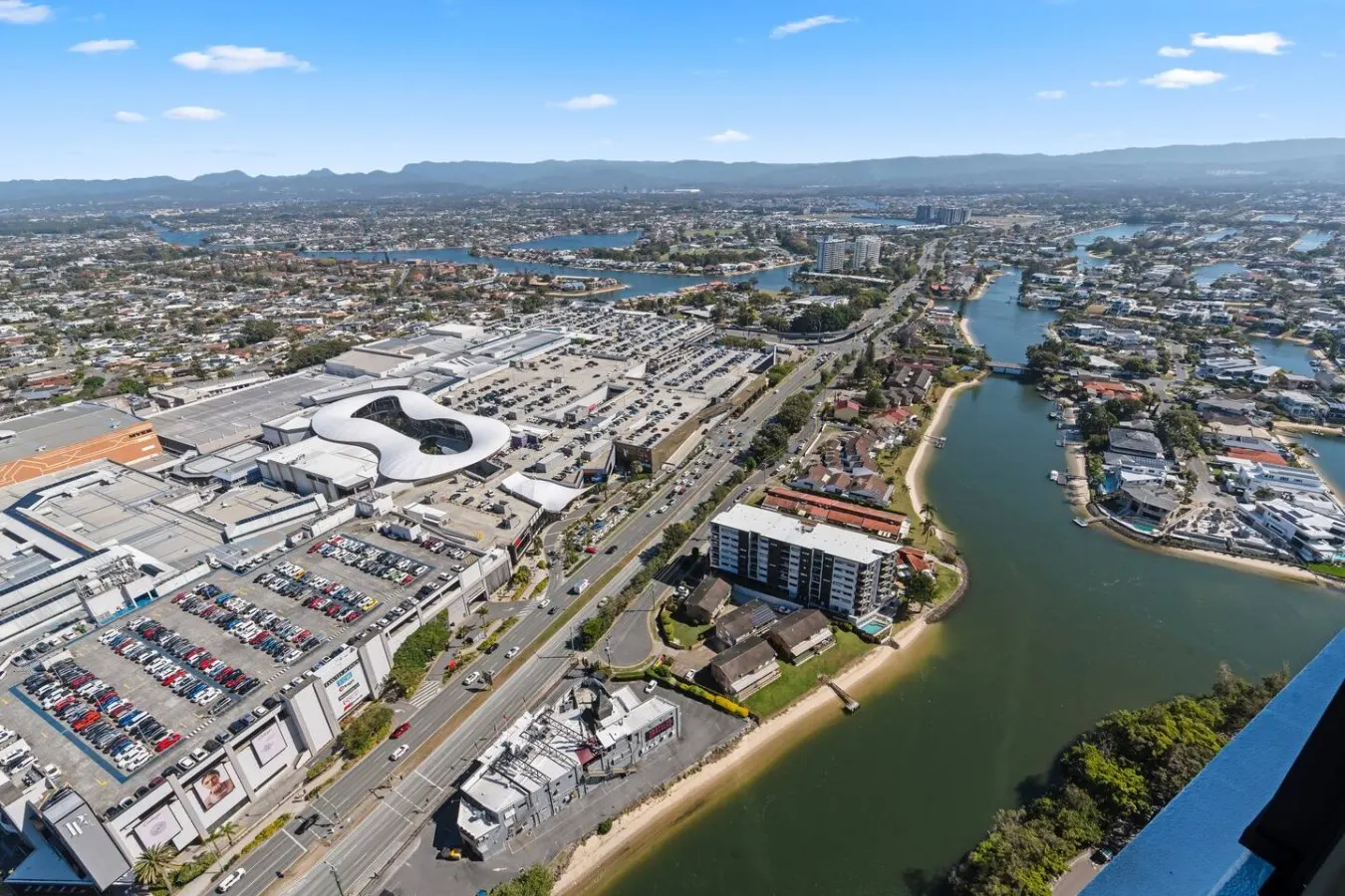 High-Floor 1BR with Views@ Broadbeach 17