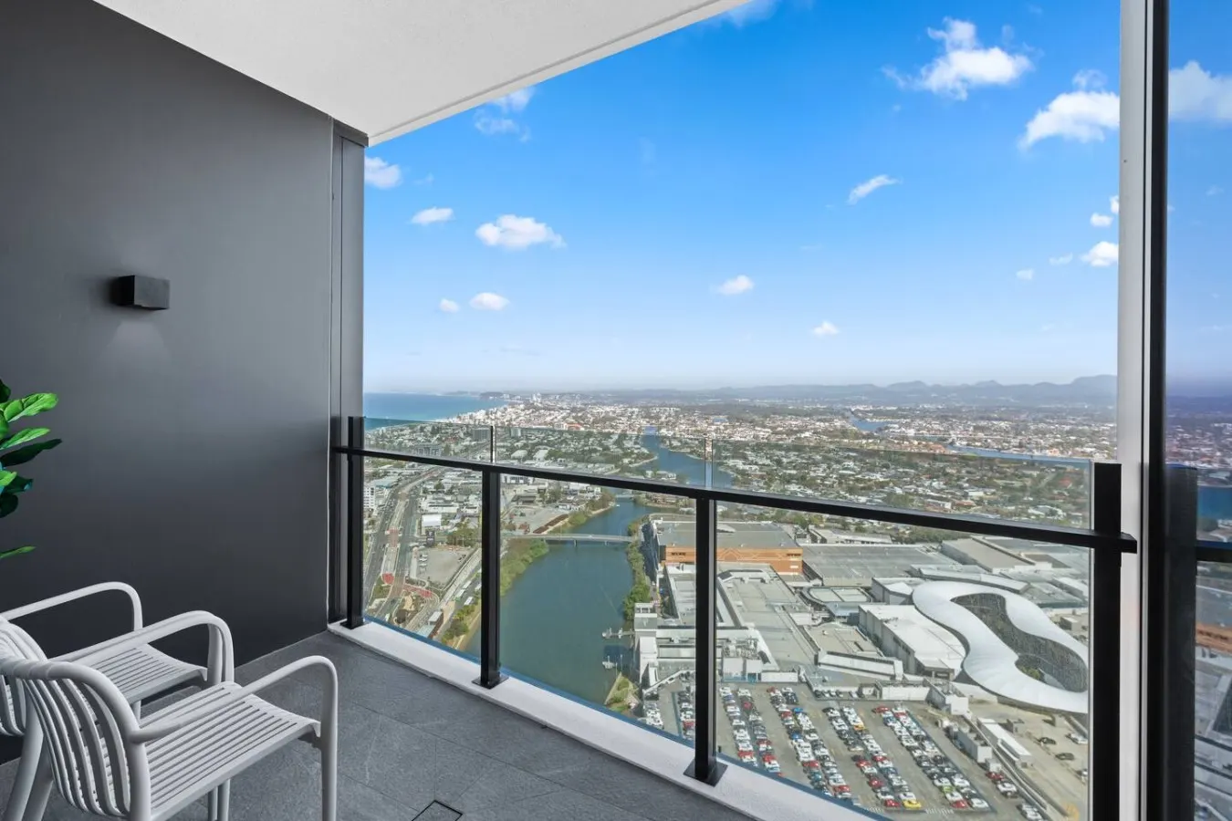 High-Floor 1BR with Views@ Broadbeach — photo 3