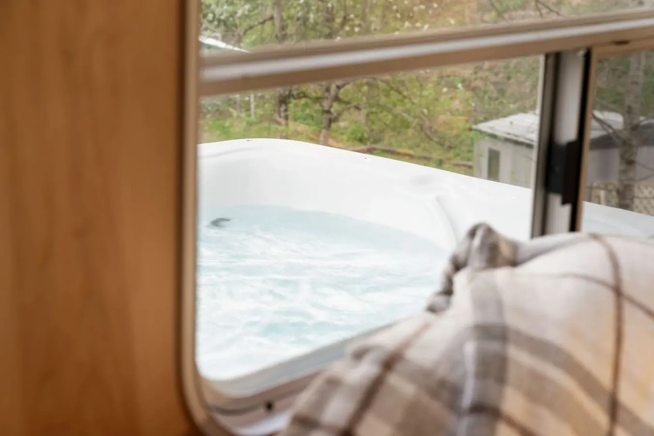 Riverside Retreat Hot Tub, Fire Pit & Mtn Views 11