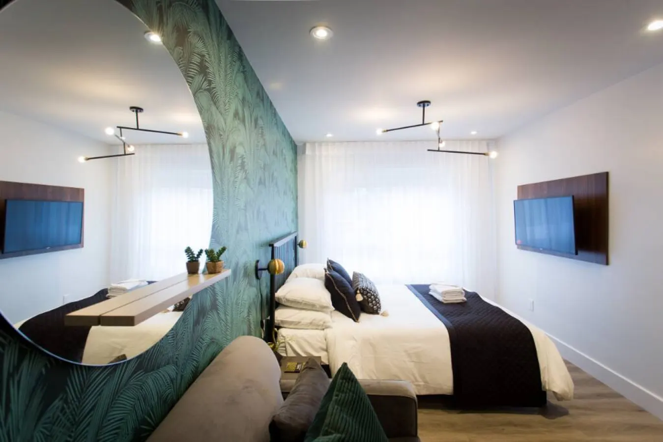 Little Italy - Sunny Green Palms Mini Studio - Unit 204 12